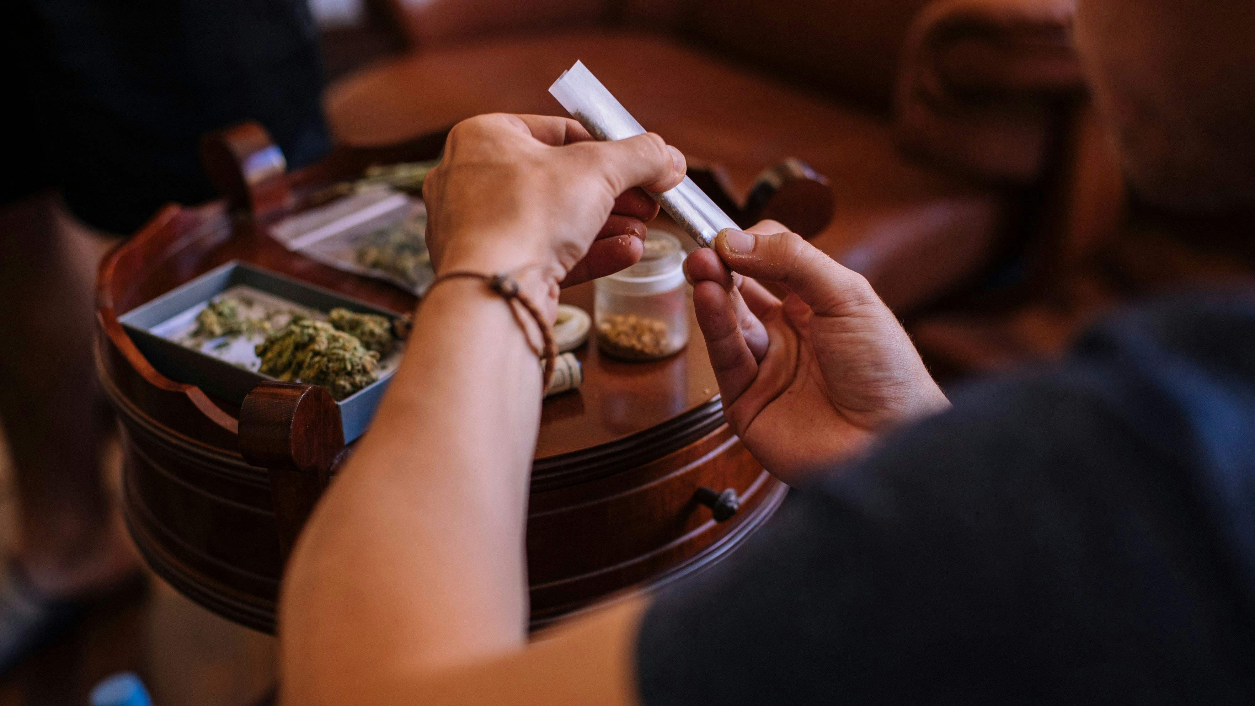 Download von www.picturedesk.com am 22.10.2021 (17:07).  Close-up of a hands rolling a joint of marijuana - 20190706_PD13890 - Rechteinfo: Royalty Free (RF) Model Released