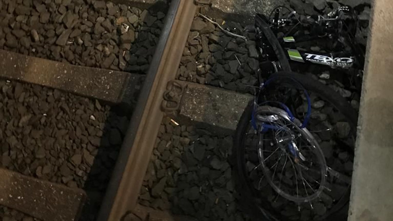 Das Fahrrad wurde vollkommen zerstört, der Zug beschädigt.