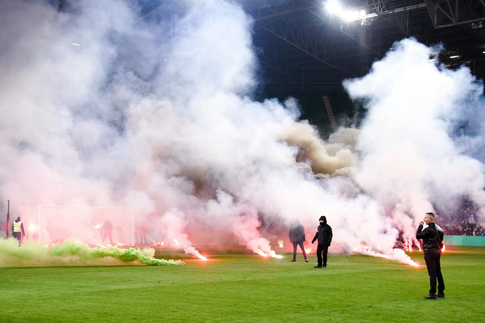 St.-Etienne-Fans protestieren mit Pyrotechnik gegen Coach Claude Puel. 