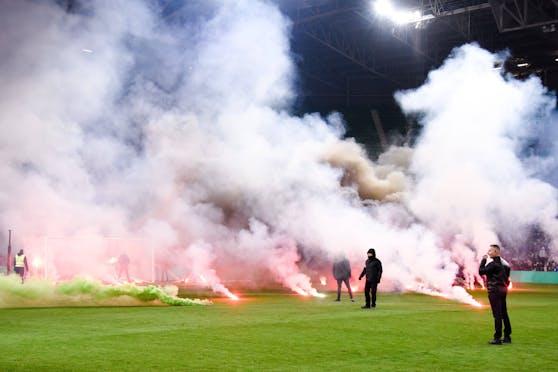 St.-Etienne-Fans protestieren mit Pyrotechnik gegen Coach Claude Puel.