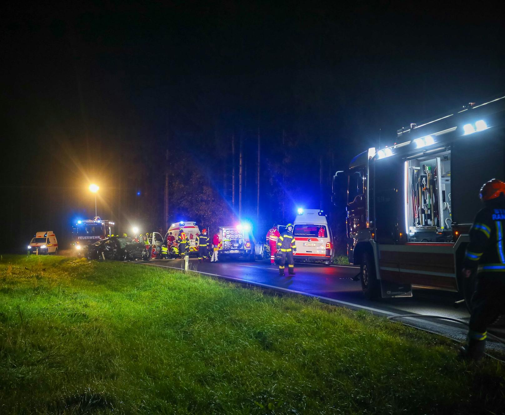 In Ranshofen (Bezirk Braunau) ist es am Freitag zu einem Verkehrsunfall gekommen. Für einen Autofahrer kam nach dem Crash jede Hilfe zu spät.
