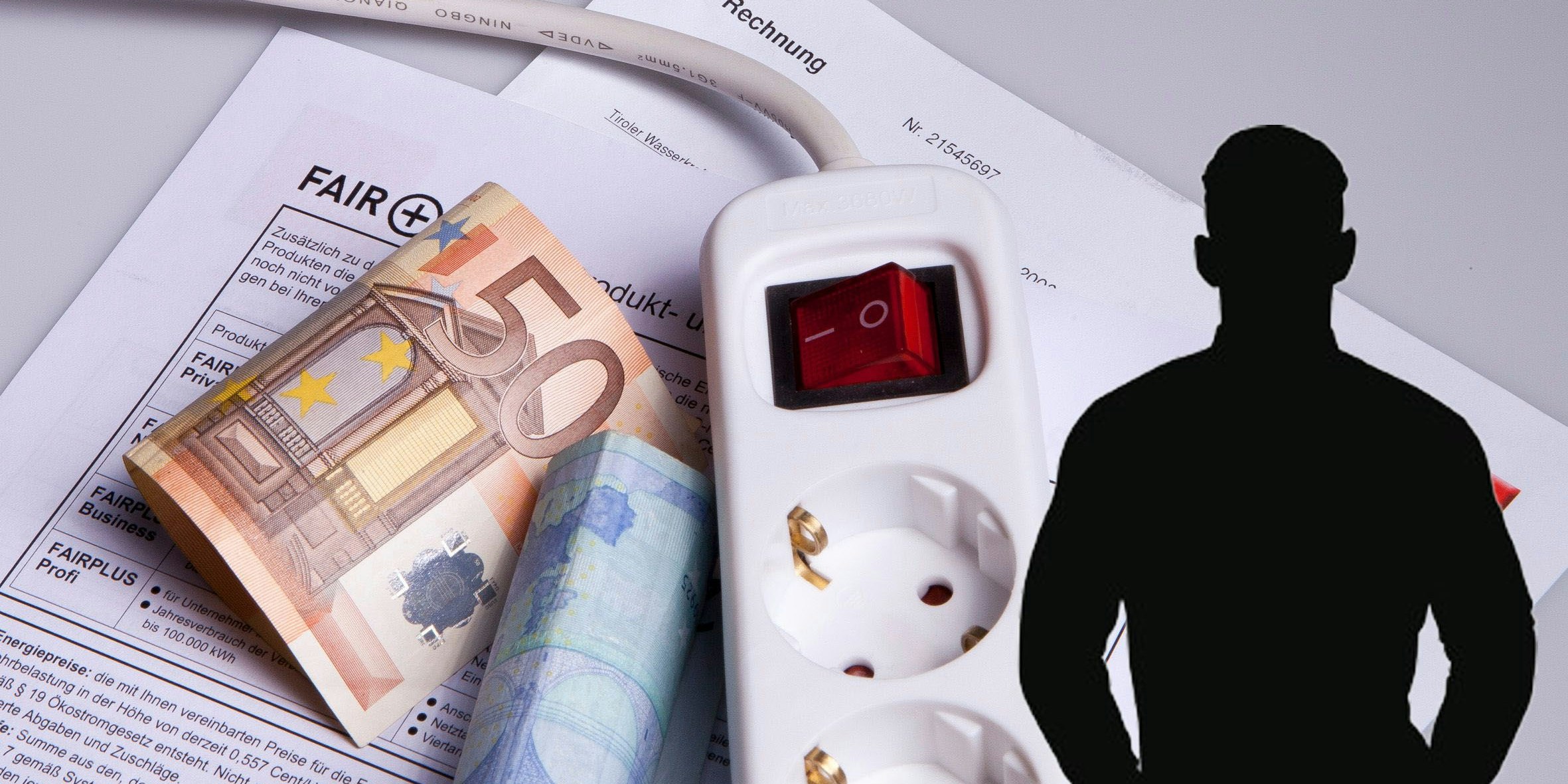 Download von www.picturedesk.com am 16.06.2021 (12:57).  AUT, STUDIO AUFNAHMETISCH; 2013-11-24; ENERGIE WIRTSCHAFT GELD: DER ENERGIEREGULATOR E-CONTROL FORDERT HEIMISCHE STROMVERSORGER ZU PREISSENKUNGEN UM 2,3 PROZENT AUF - AM EMPFINDLICHSTEN BETROFFEN DAVON SIND DIE ENERGIEVERSORGER EVN; TIWAG (TIROL) UND ENERGIE AG: FOTO ZEIGT MEHRFACHSTECKDOSE MIT GELDSCHEINEN SOWIE RECHNUNG DES TIROLER ENERGIEVERSORGER TIWAG (TIROLER WASSERKRAFT); Foto: Roland Muehlanger - 20131124_PD1696 - Rechteinfo: Rights Managed (RM)