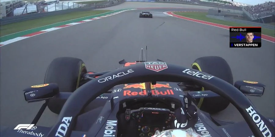Max Verstappen zeigt seinem WM-Rivalen den Mittelfinger. 