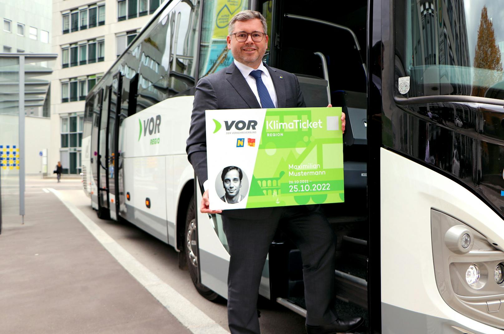 NÖ Mobilitätslandesrat Ludwig Schleritzko präsentiert das neue Öffi-Ticket.