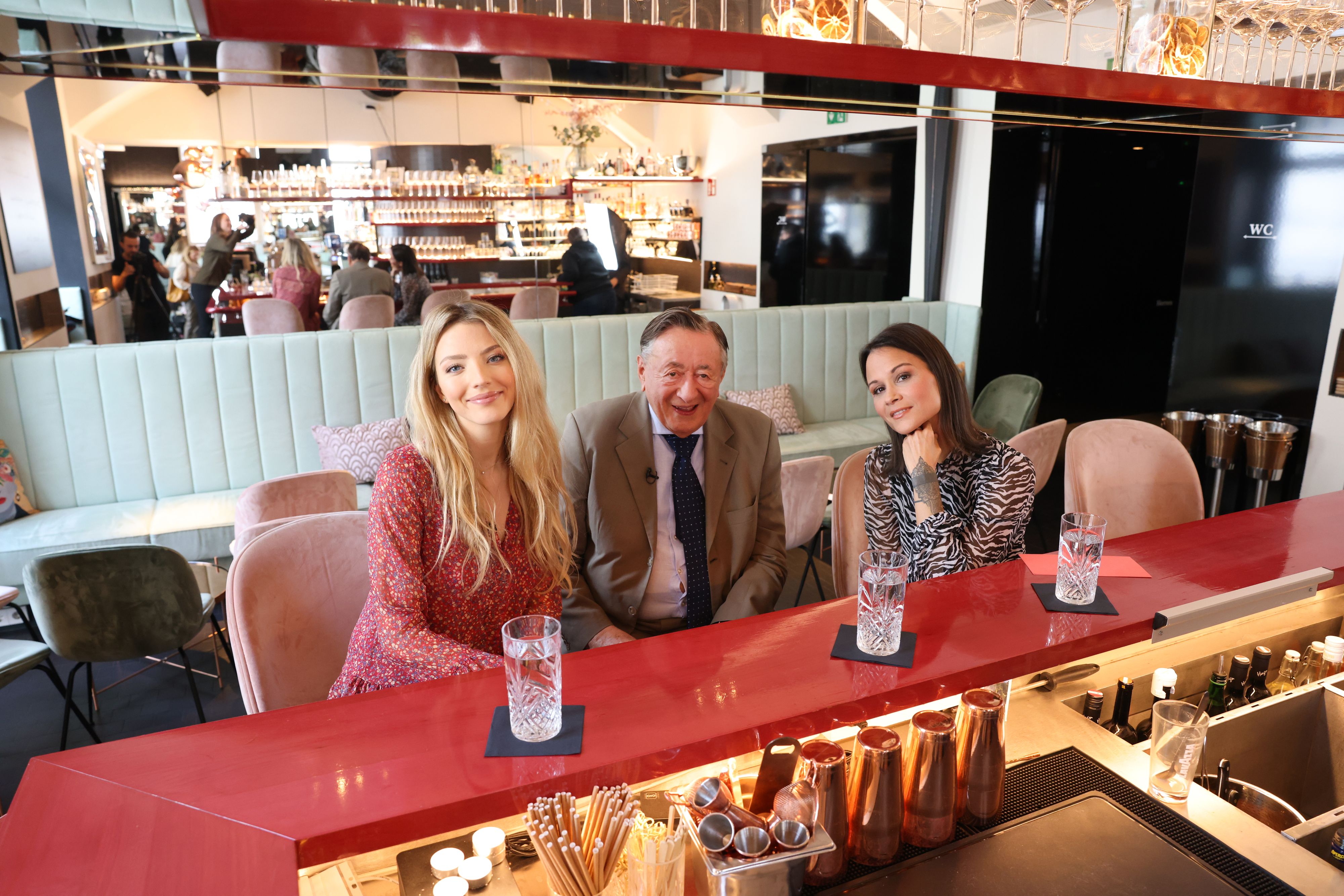 In der ersten Folge von "Romina Backstage" plaudern  Chiara Pisati und Richard Lugner der "Stadtbar" 