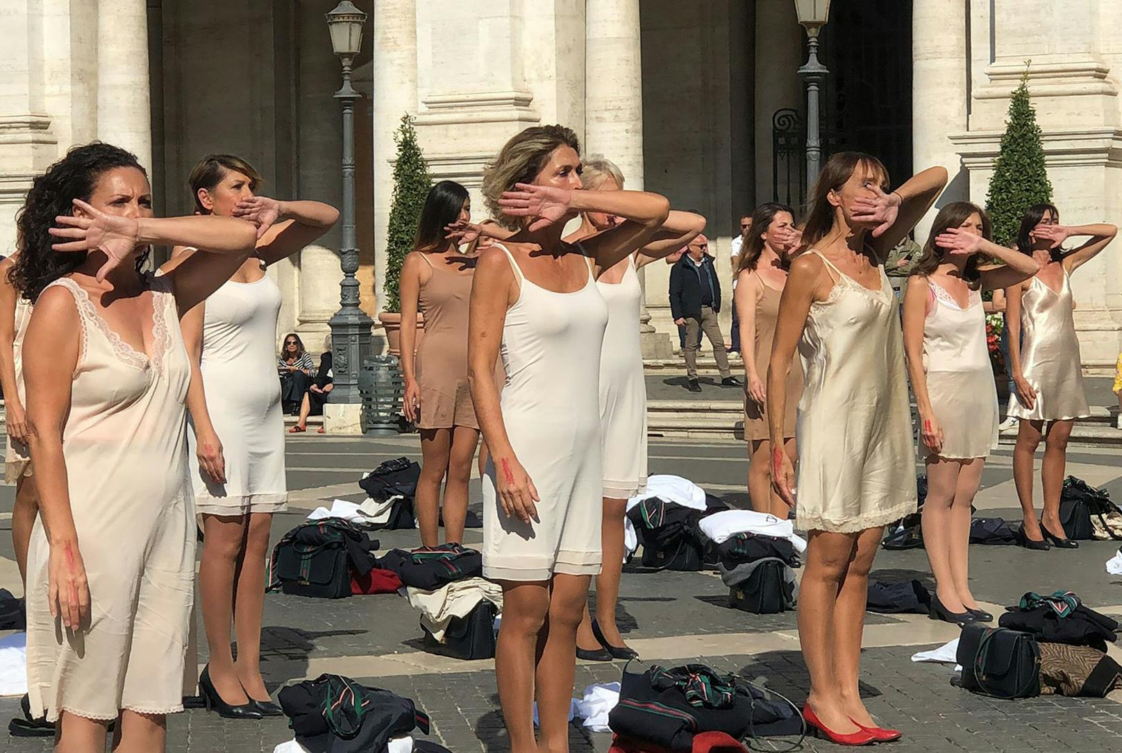 Stewardessen strippen in Rom aus Protest – "Wir sind Alitalia"