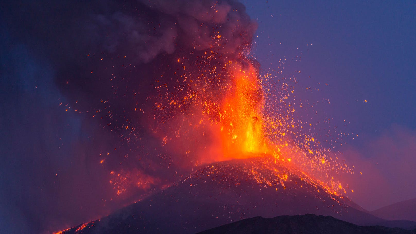 Der Vulkan Ätna auf der italienischen Insel Sizilien ist erneut ausgebrochen.