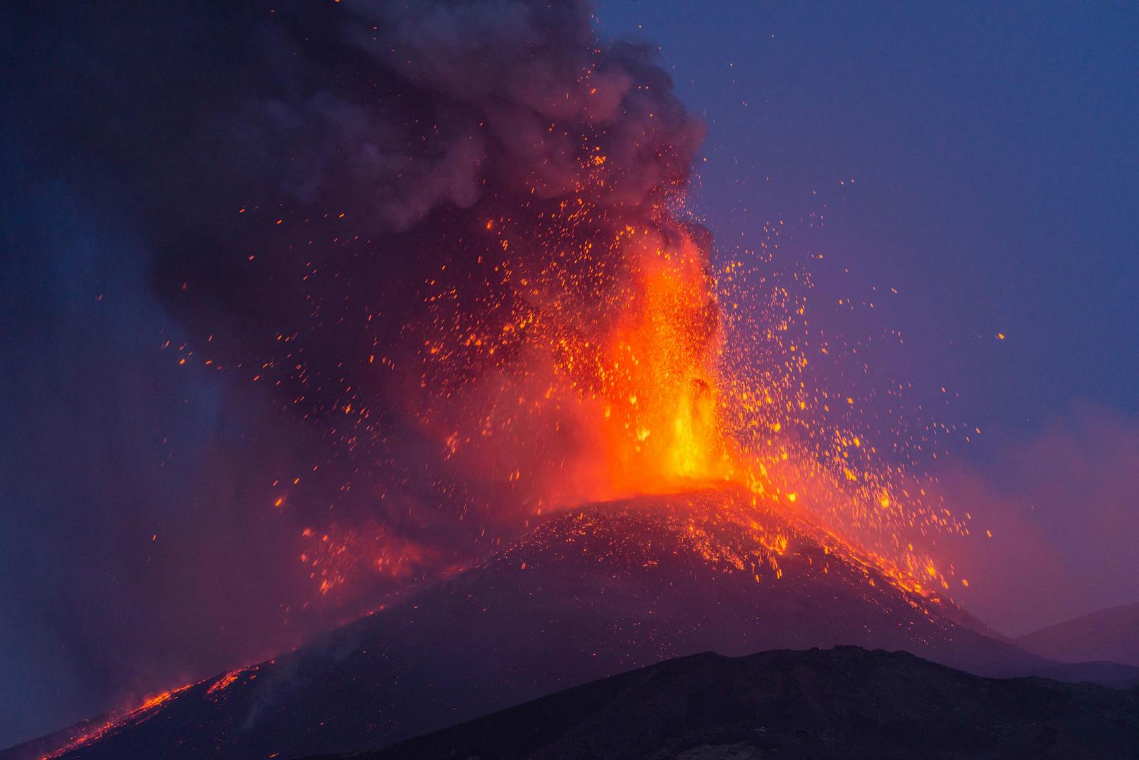 Vulkan Ätna auf Sizilien bricht erneut aus