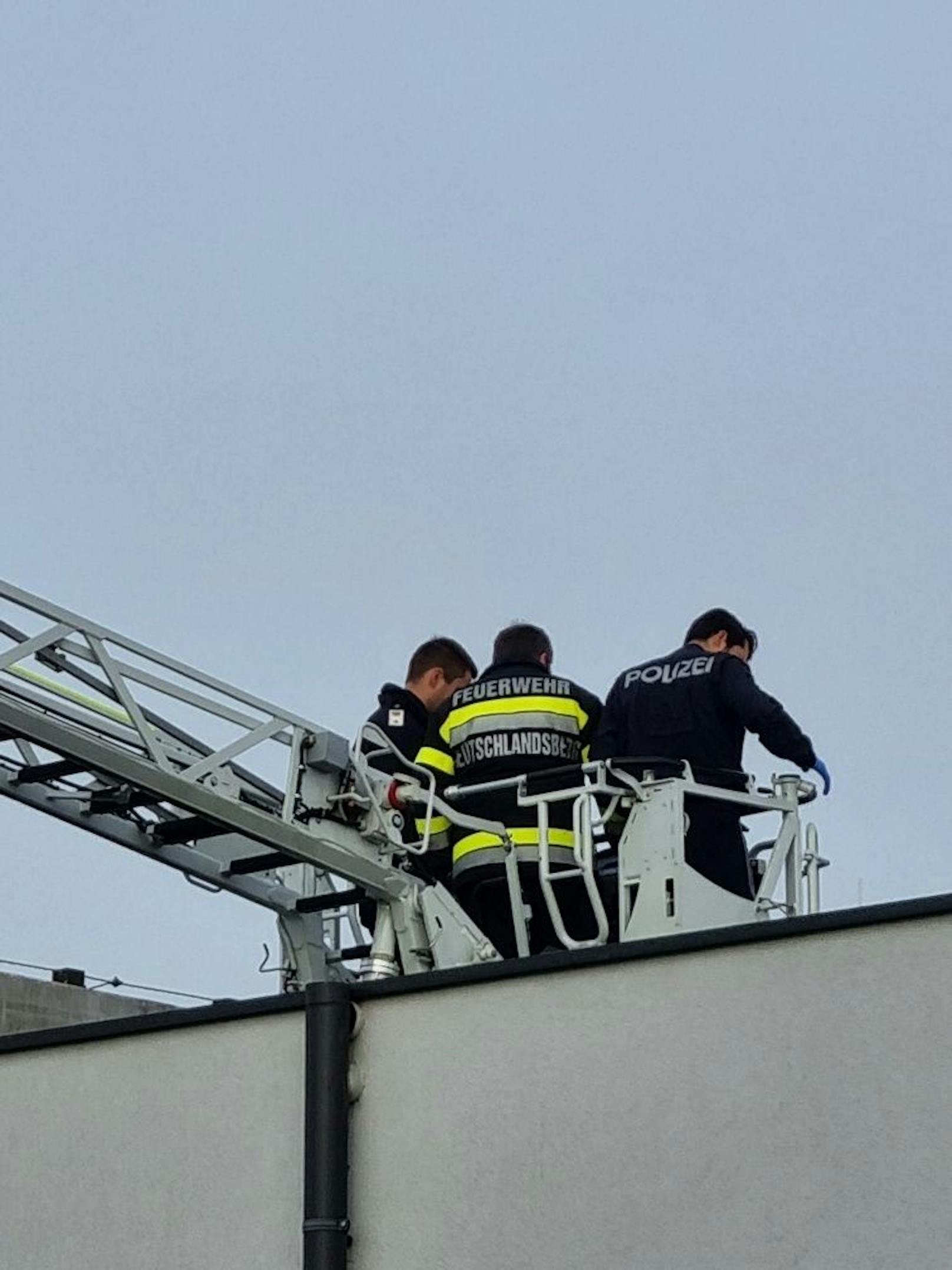 Bei der Spurensicherung wurden die Beamten des Kriminaldienstes von der Feuerwehr Deutschlandsberg auf allen Ebenen unterstützt.