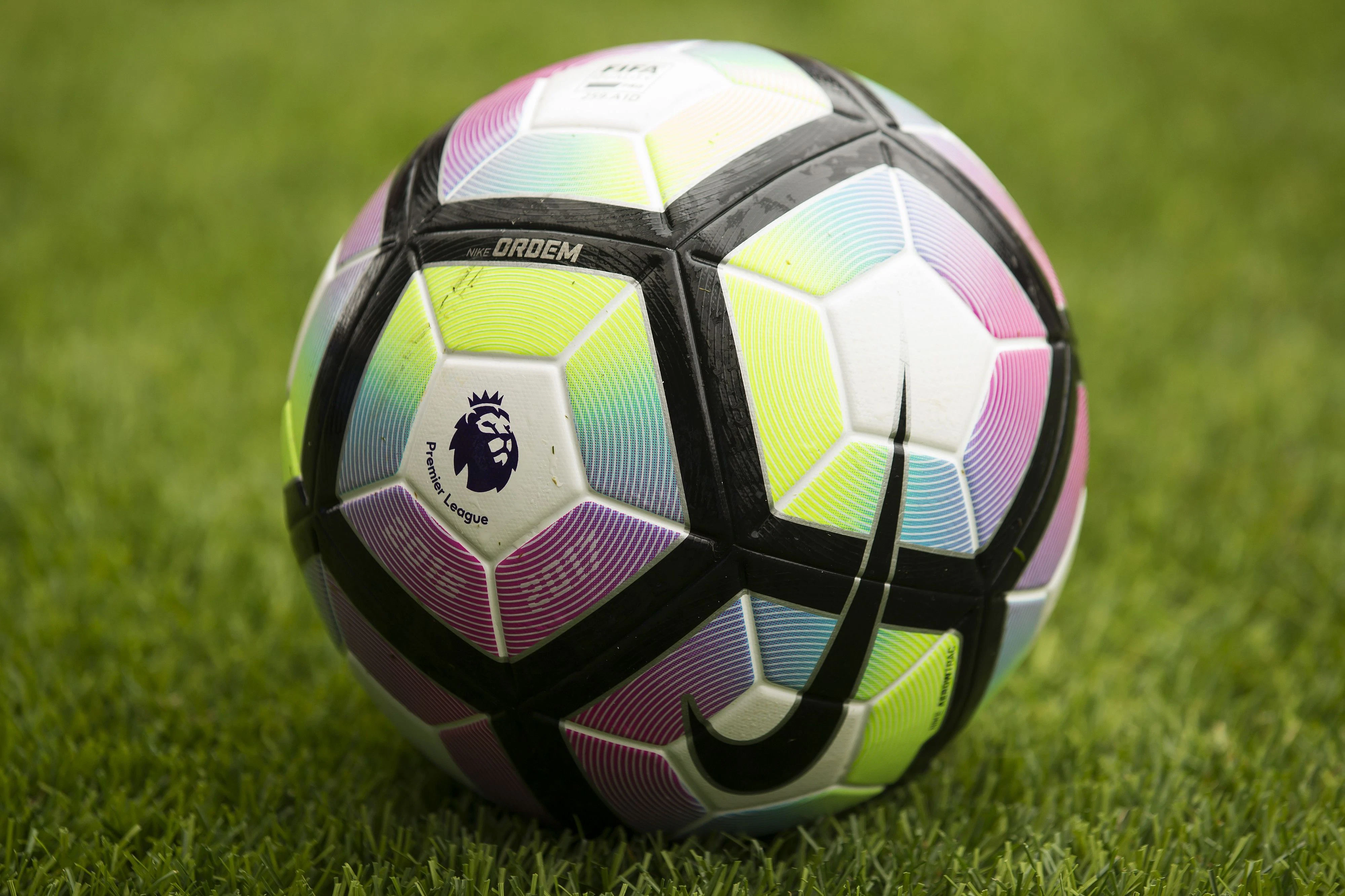 Ein Premier-League-Fußballer wurde überfallen. 