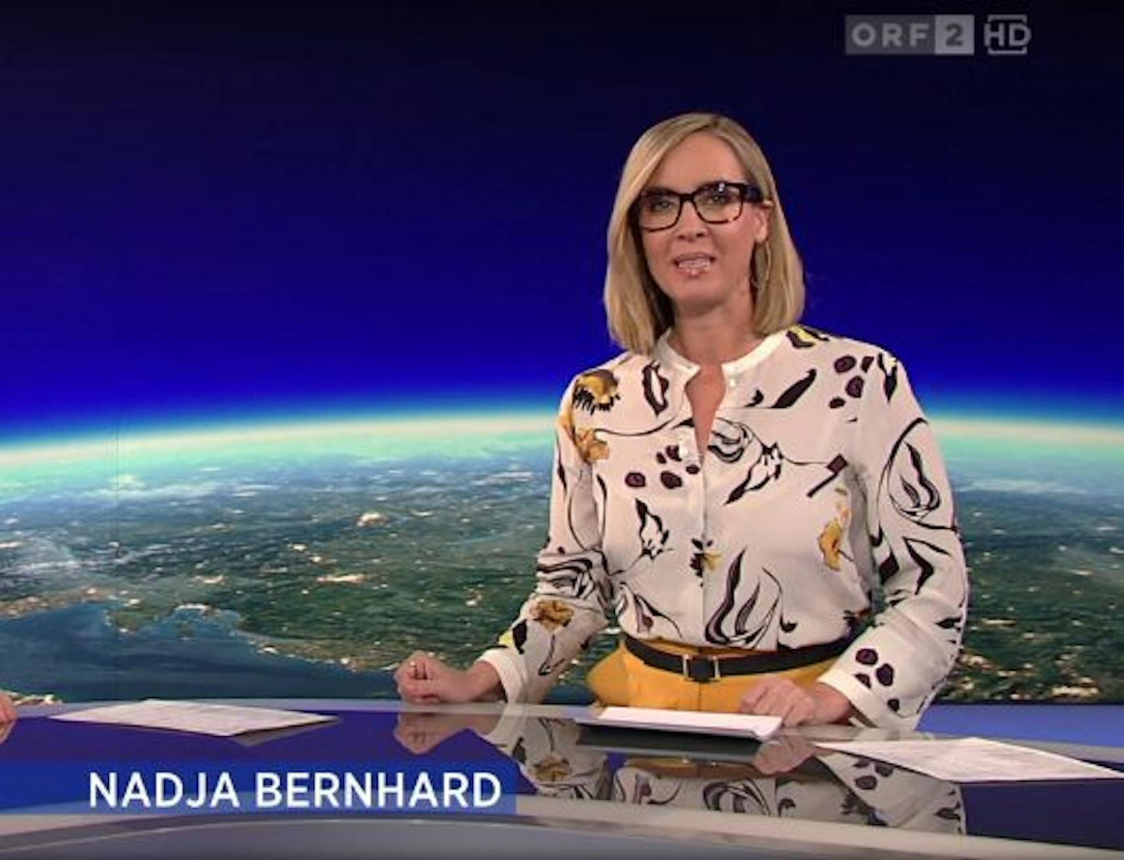 ORF-Star Nadja Bernhard zeigte sich mit kürzeren Haaren, Brille und einer lässigen Herbst-Bluse.