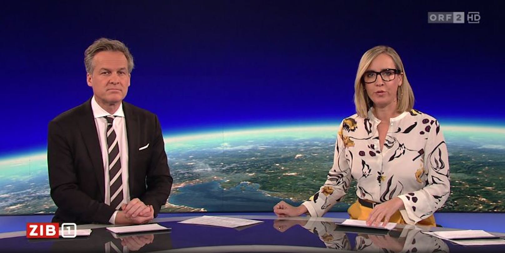 ORF-Star Nadja Bernhard zeigte sich mit kürzeren Haaren, Brille und einer lässigen Herbst-Bluse.