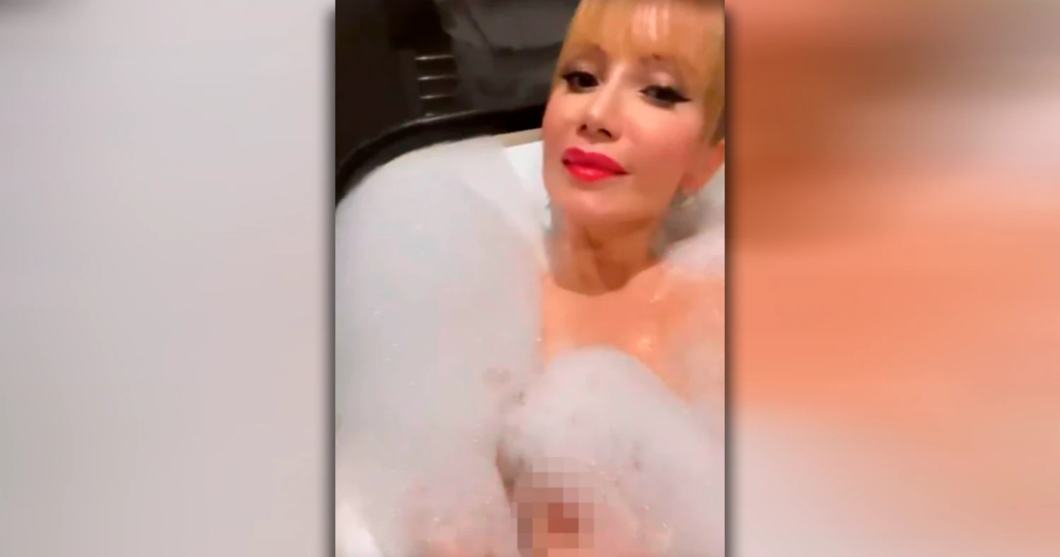Sarkissova in der Badewanne. 