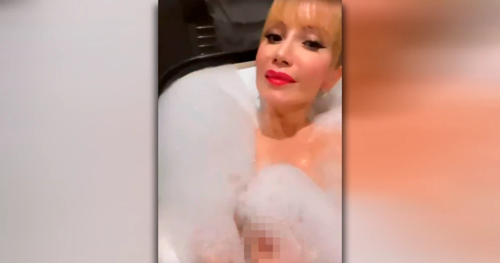 Sarkissova in der Badewanne. 