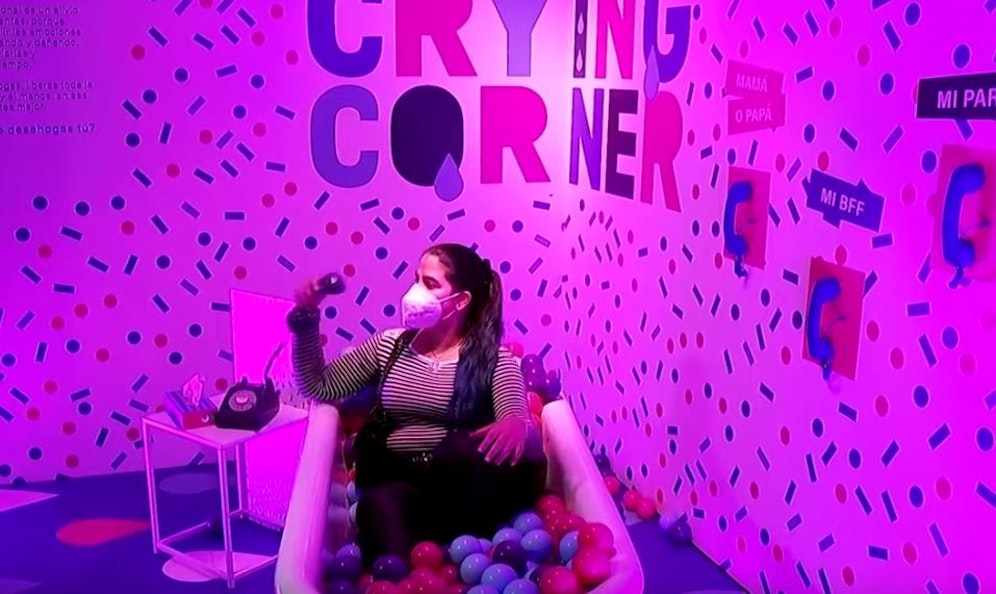 Buntes Licht und verspielte Ausstattung - aber ernster Hintergrund: Der 