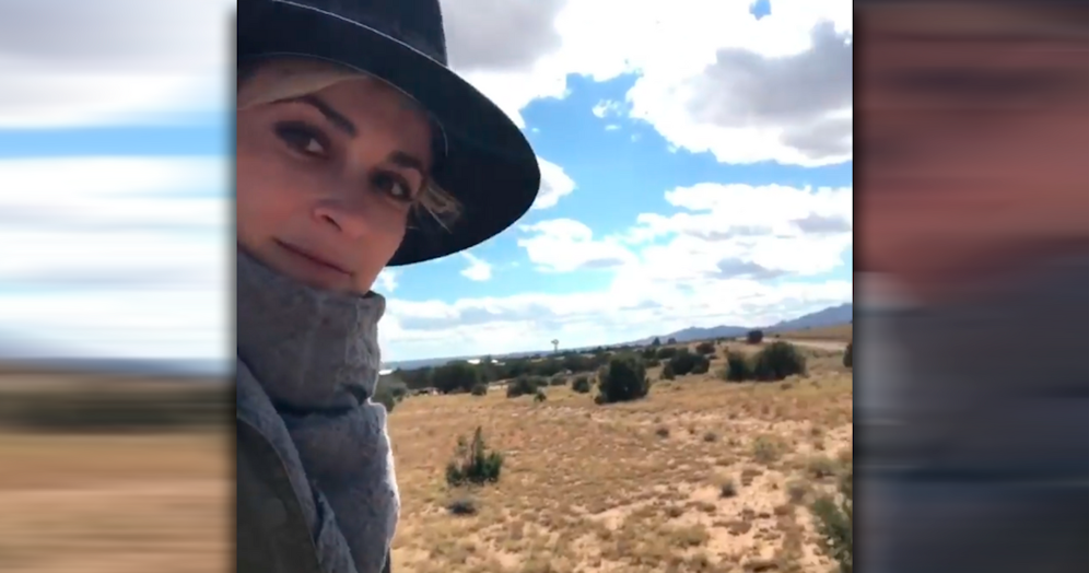 Halyna Hutchins in der Wildnis. 