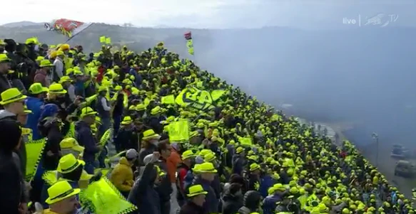 Die gelbe Wand feiert den italienischen PS-Helden Valentino Rossi.