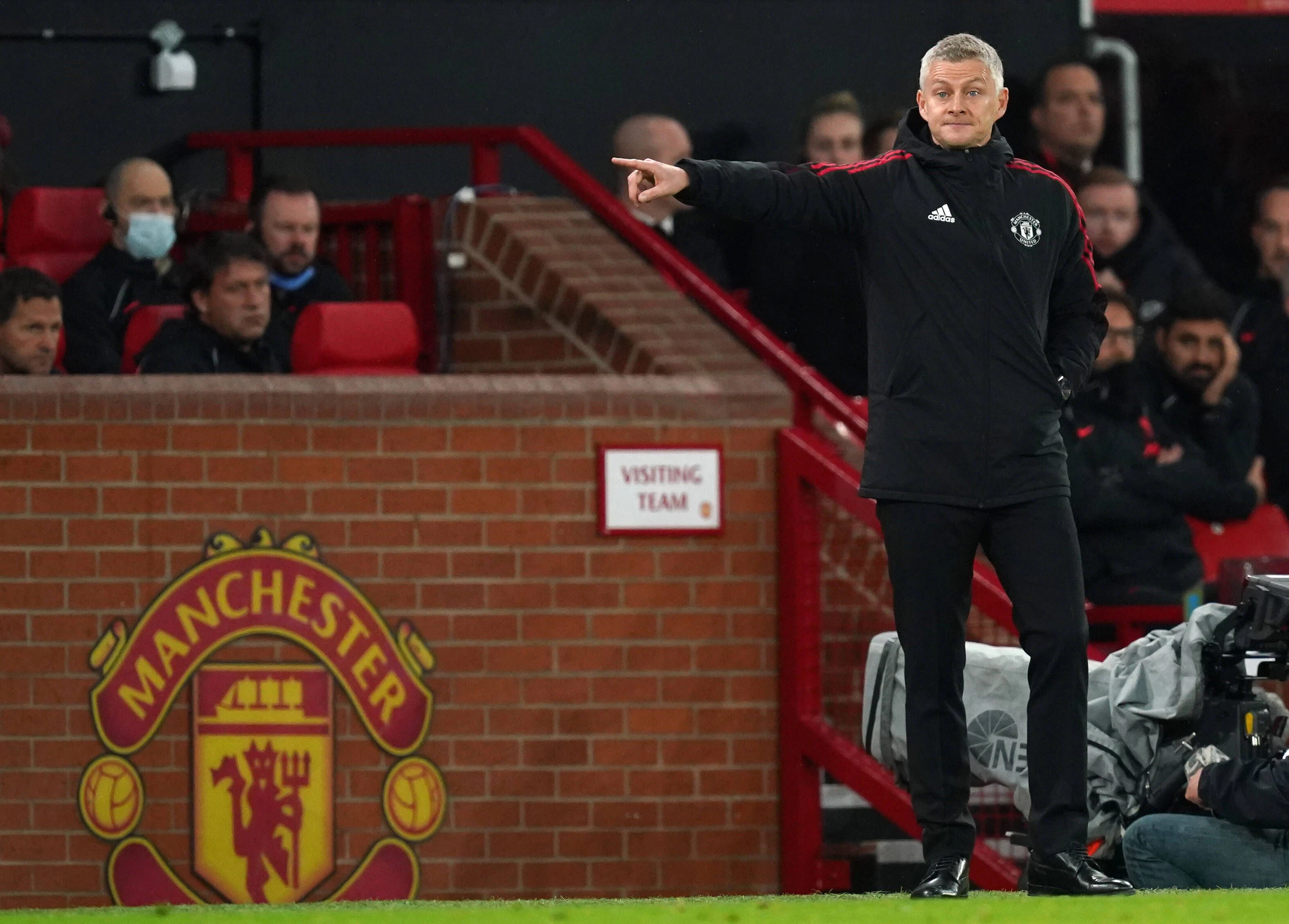 Da geht's raus! Die United-Fans strömen erbost aus dem Stadion. Trainer Ole Gunnar Solskjaer muss wohl ebenfalls gehen.
