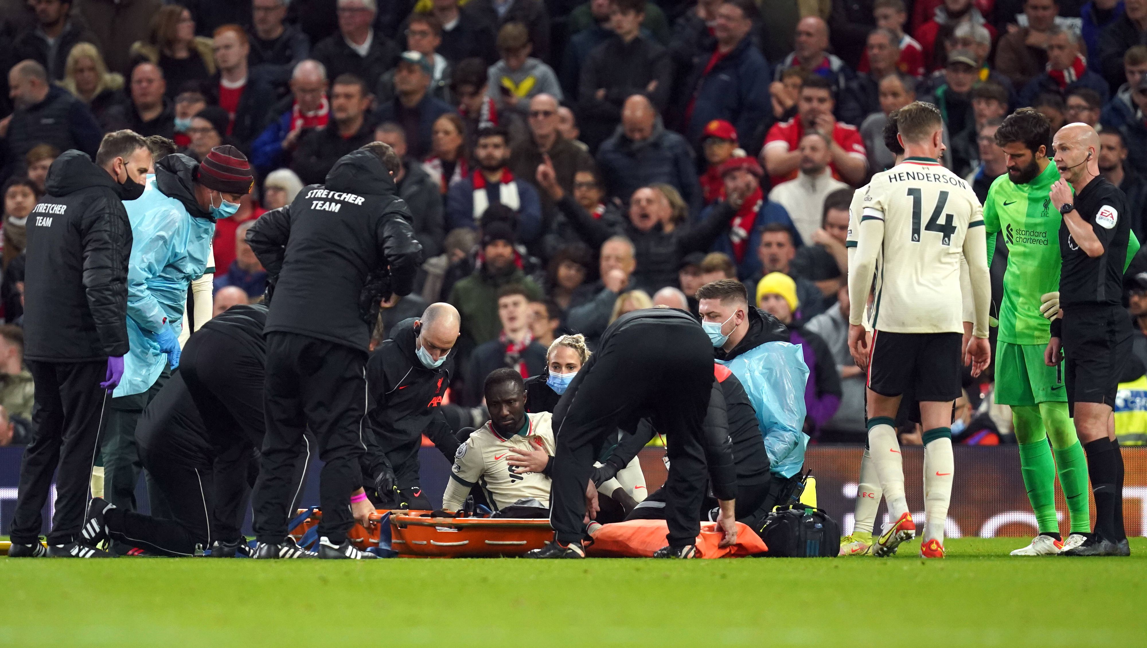 Naby Keita muss verletzt vom Platz. Schuld ist Paul Pogba mit einem hässlichen Rot-Foul.