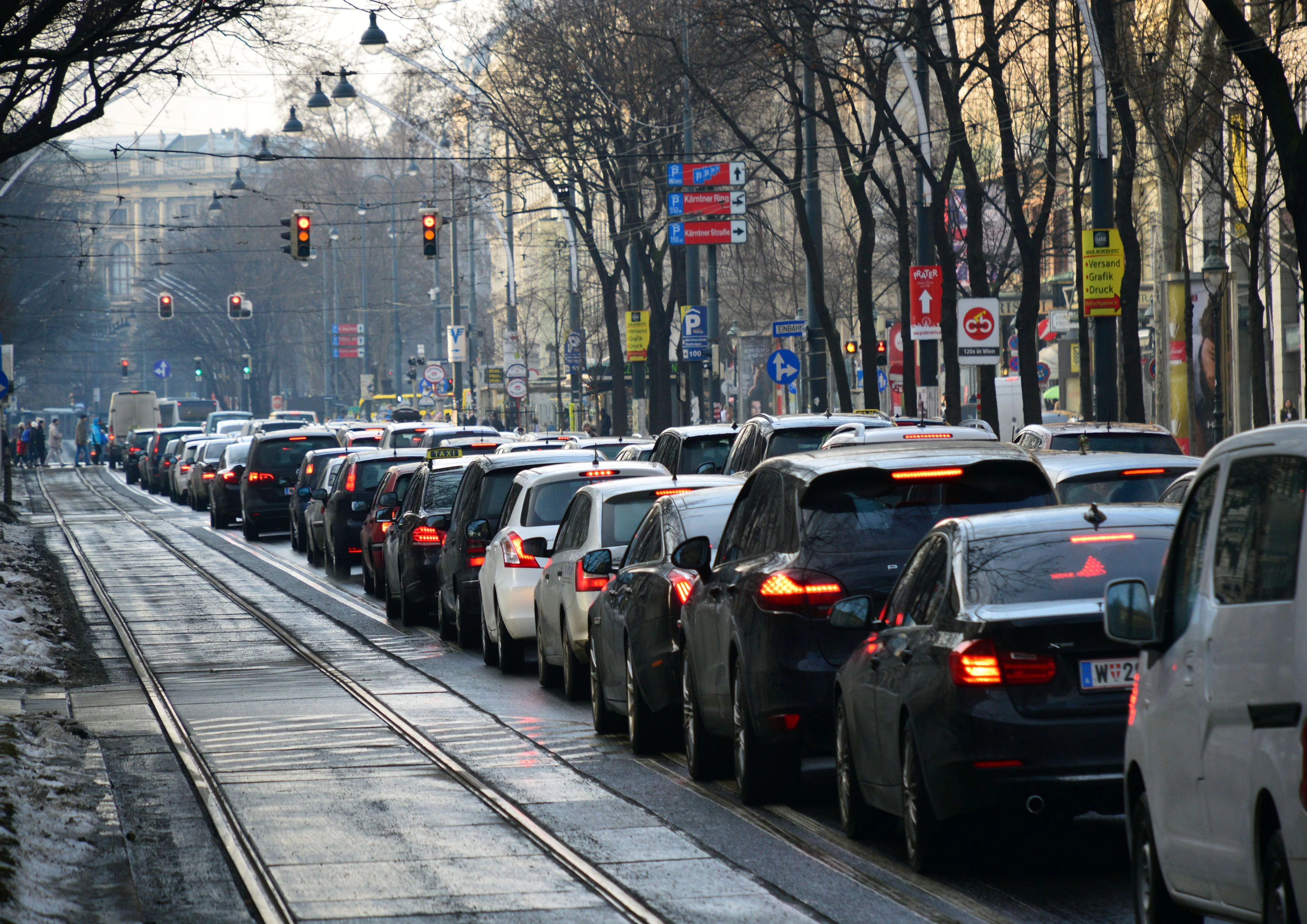 Stau auf der Wiener Ringstraße: am Nationalfeiertag ist wieder eine Demo unterwegs.