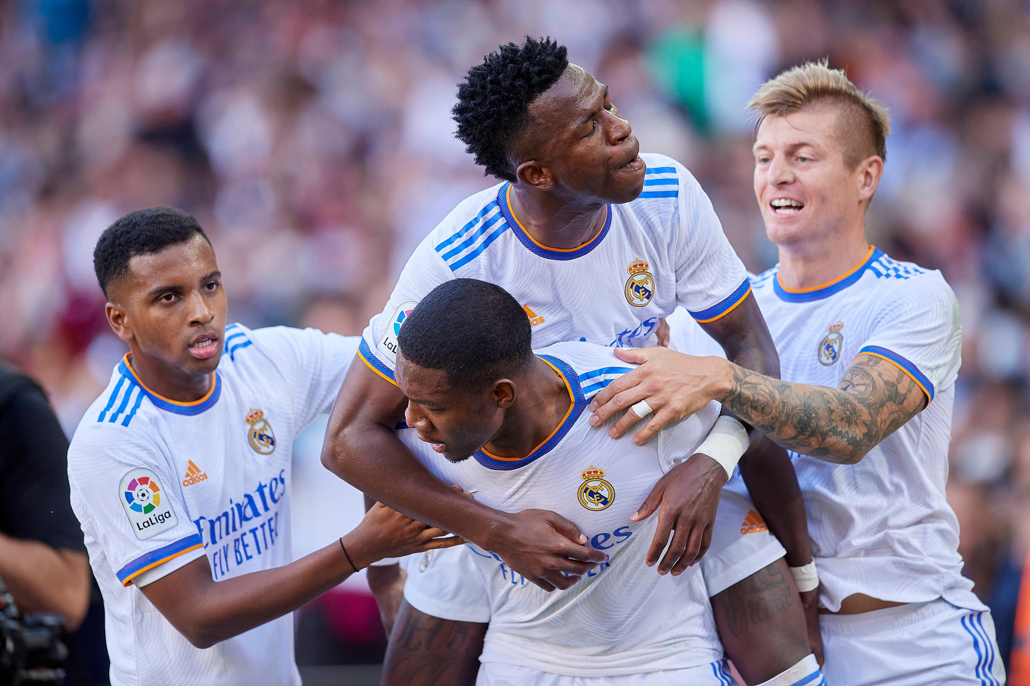 David Alaba wird für sein Traumtor gefeiert.