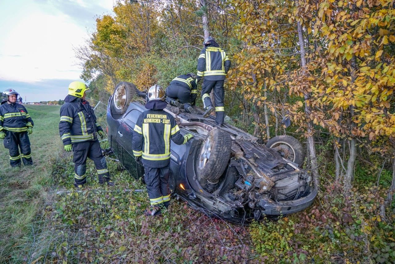 Nach einer Kollision stürzte ein Lenker über eine Böschung und verletzte sich schwer.