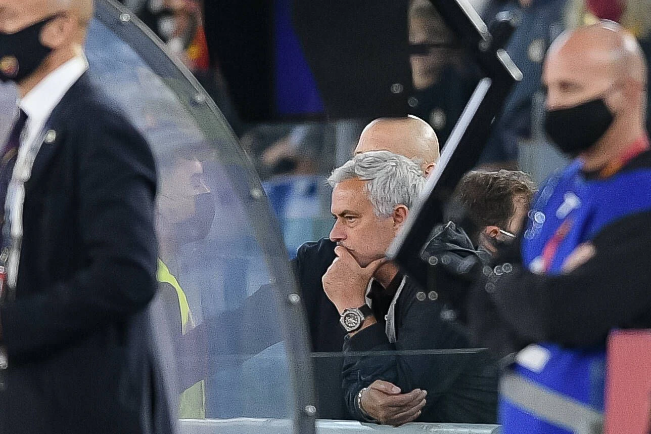 Jose Mourinho musste auf die Tribüne, fand einen Platz nahe der Betreuerbank.