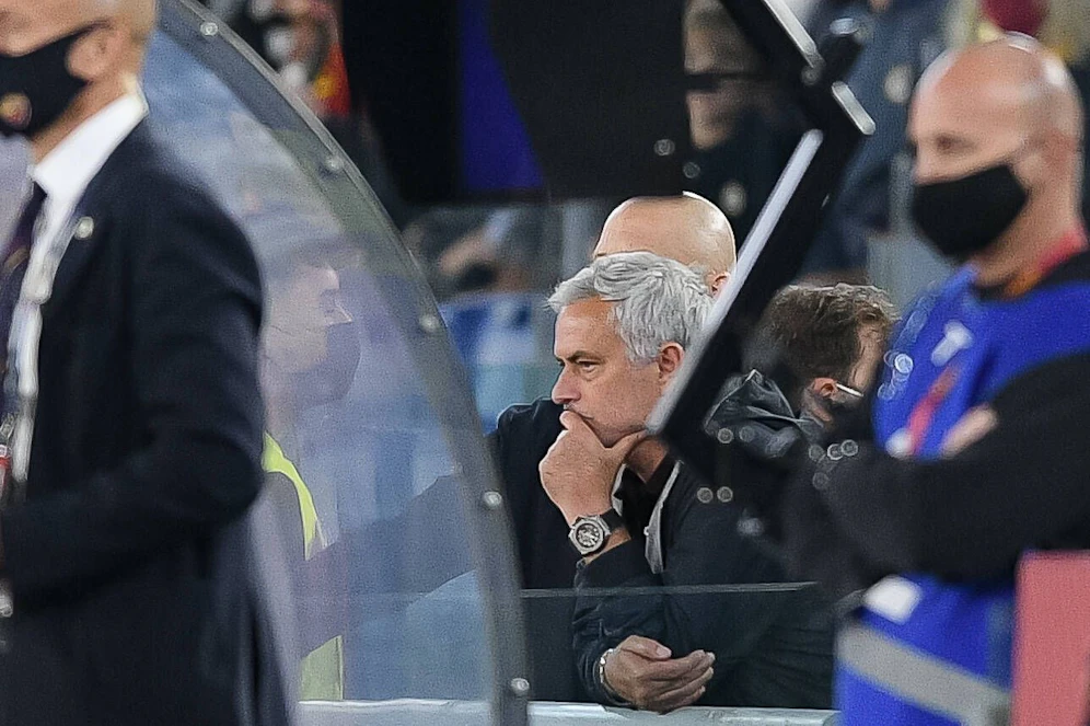 Jose Mourinho musste auf die Tribüne, fand einen Platz nahe der Betreuerbank.