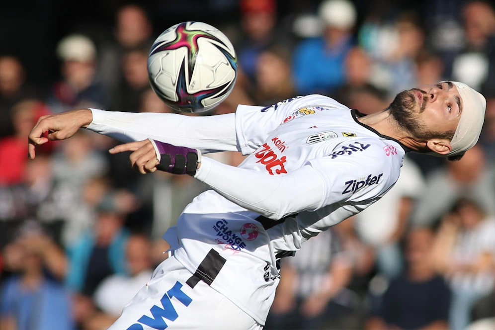 LASK-Spieler Rene Renner spielte nach einer Platzwunde mit Turban weiter.