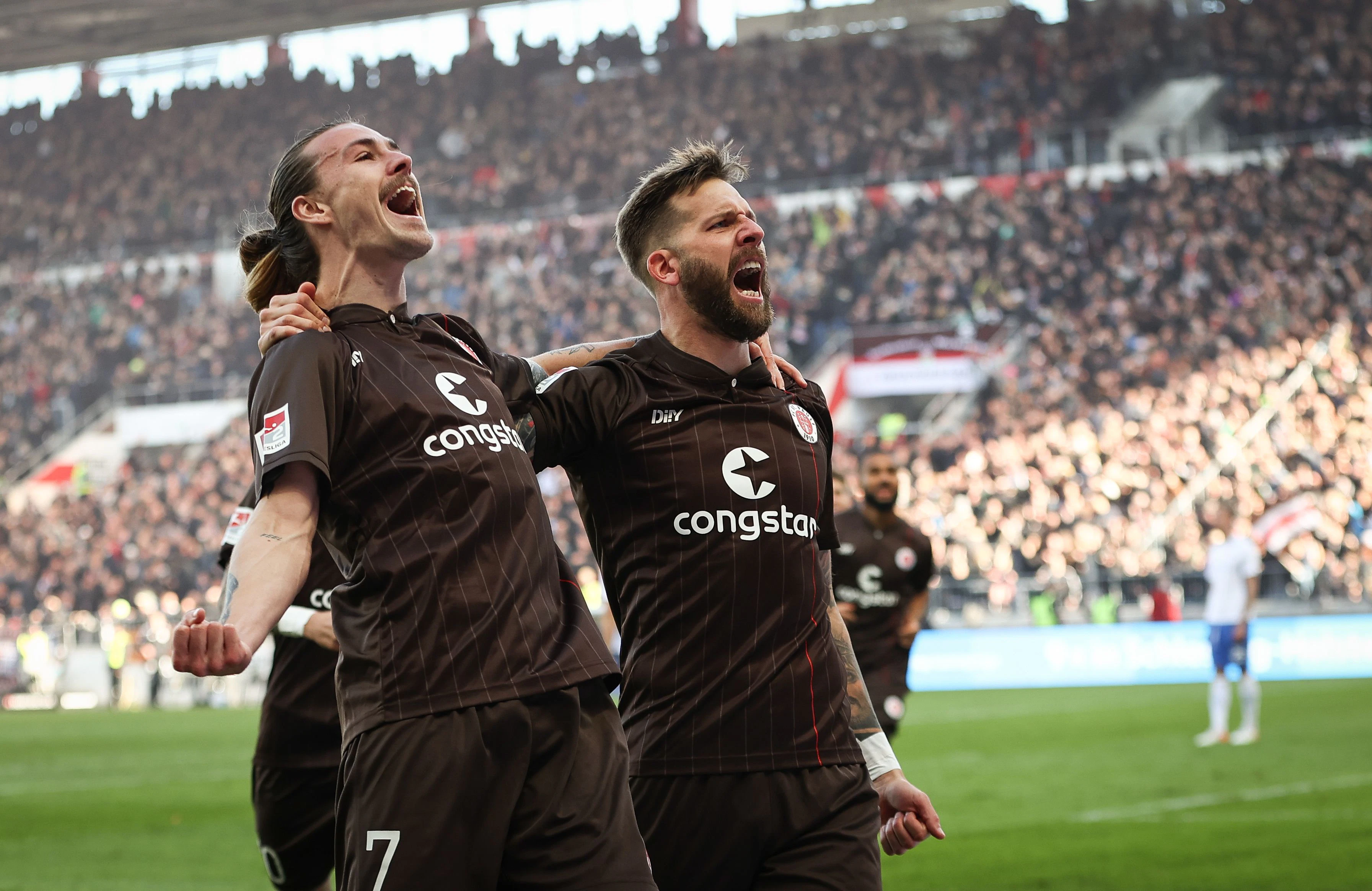 Guido Burgstaller (rechts) jubelt über den 4:0-Heimsieg.
