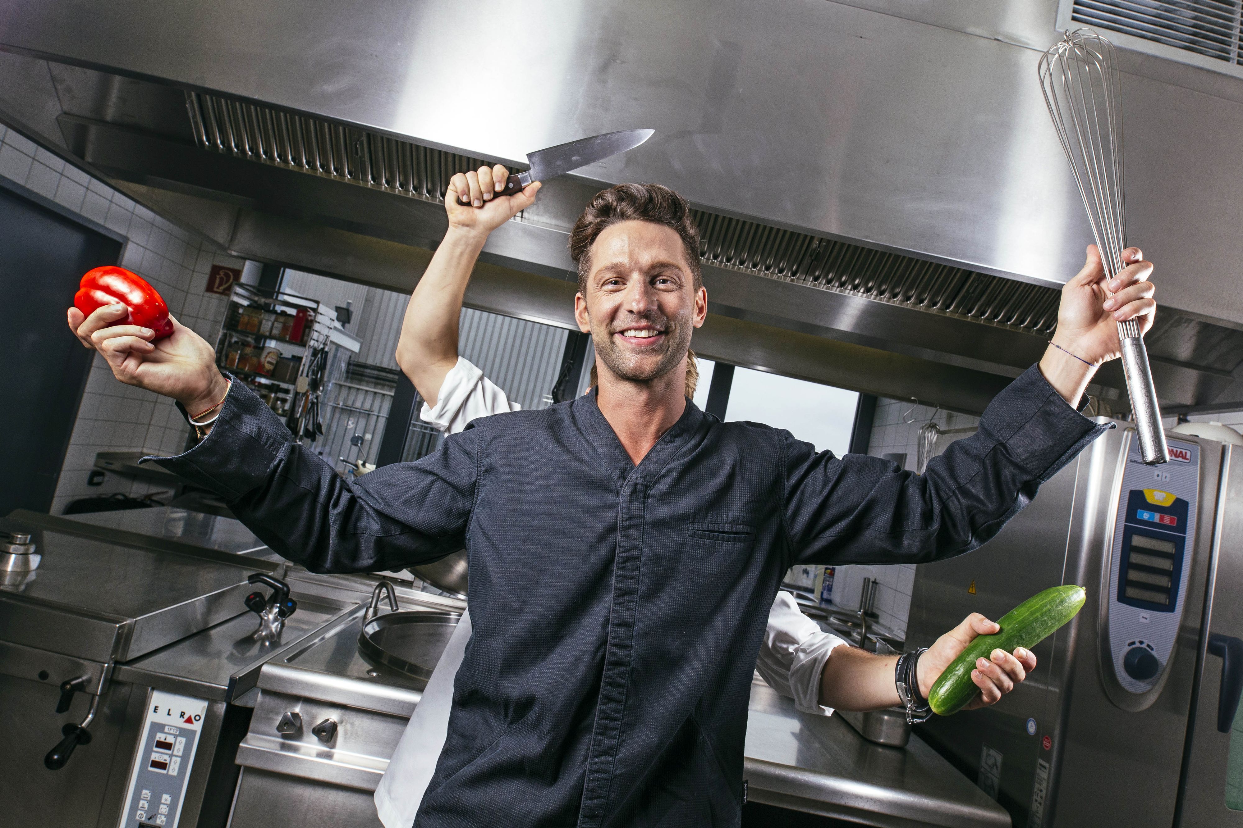 Download von www.picturedesk.com am 24.10.2021 (20:44).  ACT action_23323793 -- Alexander Kumptner und Mario Kotaska bei einem en Photoshooting im Rahmen der Dreharbeiten zur RTL-Tanzshow 'Dance Dance Dance' in der Kantine Casino Tischzeit von Cooking&More in Köln / 280716 - 20160728_PD16967 - Rechteinfo: Rights Managed (RM)