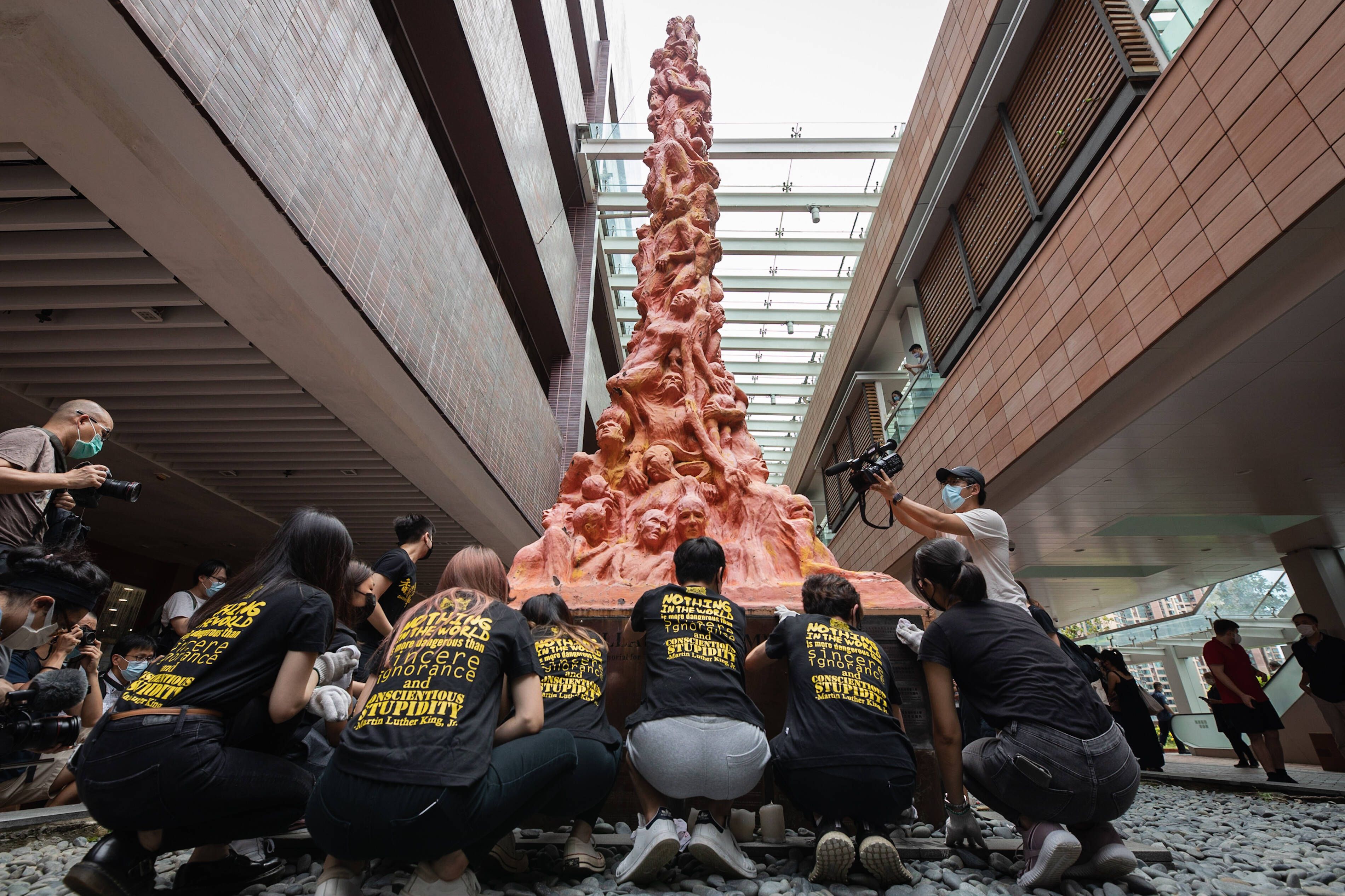 Die Statue ist acht Meter hoch und wiegt zwei Tonnen.