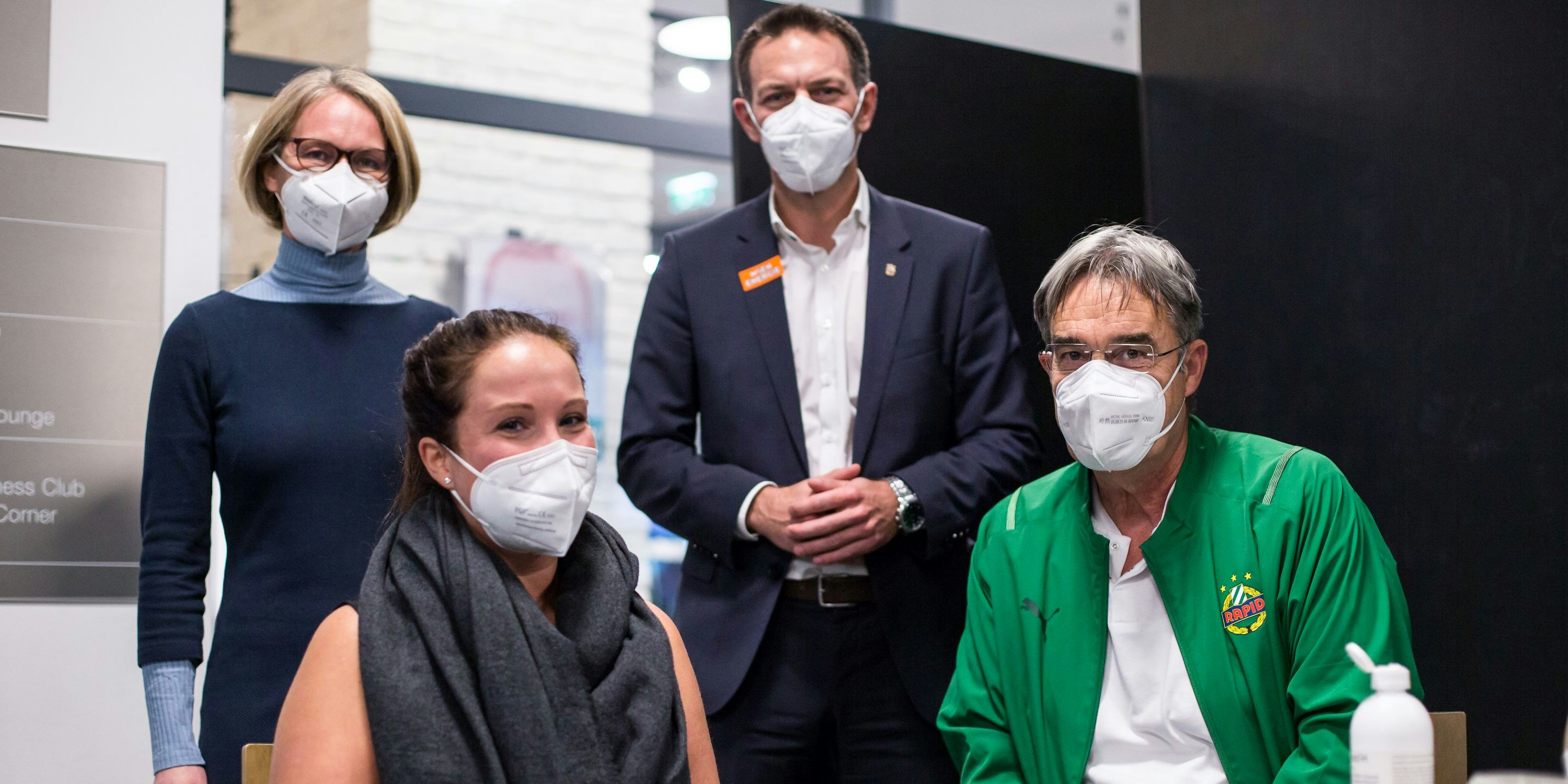 Rapid-Doc Thomas Balzer (r.) impfte Rapid-Fans