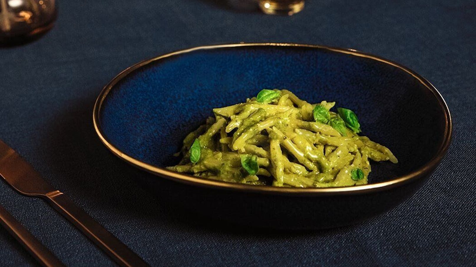 Pesto und Pasta: Eine Kombi, die so einfach wie köstlich ist und bei vielen oft als schnelles Essen am Tisch steht.