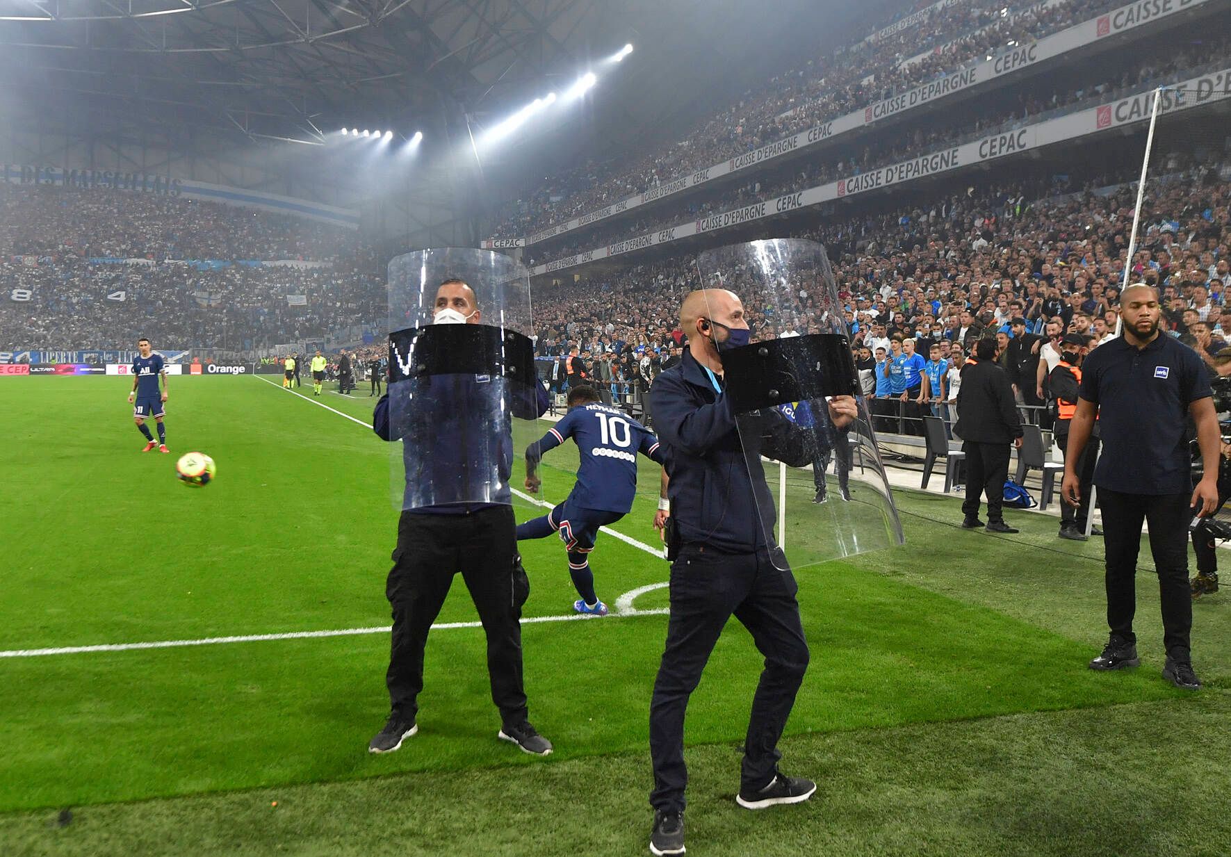 Eine Neymar-Ecke aus der Sicht der Fan-Kurve.