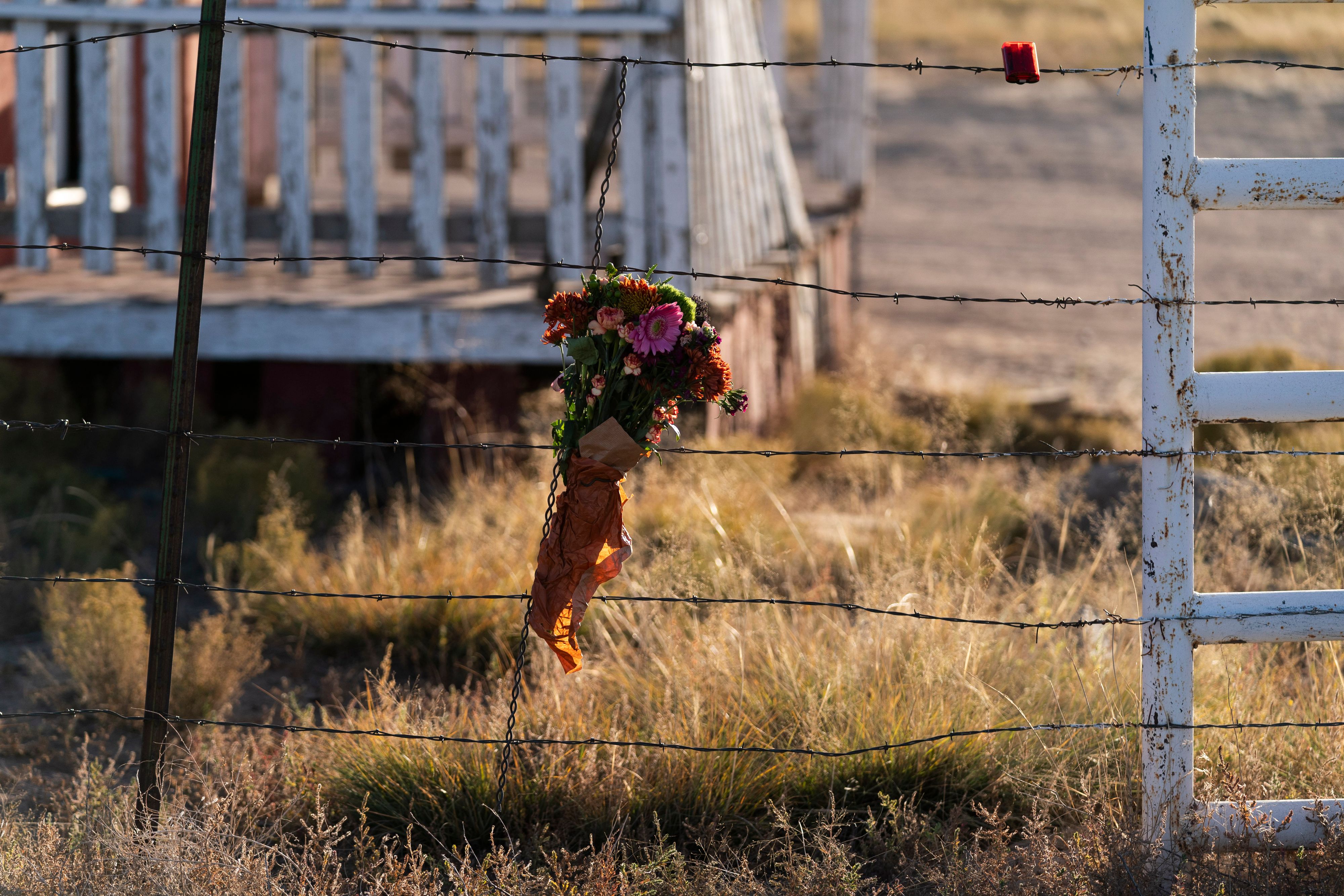 Download von www.picturedesk.com am 24.10.2021 (17:45).  A bouquet of flowers is left to honor cinematographer Halyna Hutchins outside the Bonanza Creek Ranch in Santa Fe, N.M., Sunday, Oct. 24, 2021. Hutchins died after actor Alec Baldwin fired a fatal gunshot from a prop gun that he had been told was safe. (AP Photo/Jae C. Hong) - 20211024_PD6882 - Rechteinfo: Rights Managed (RM)