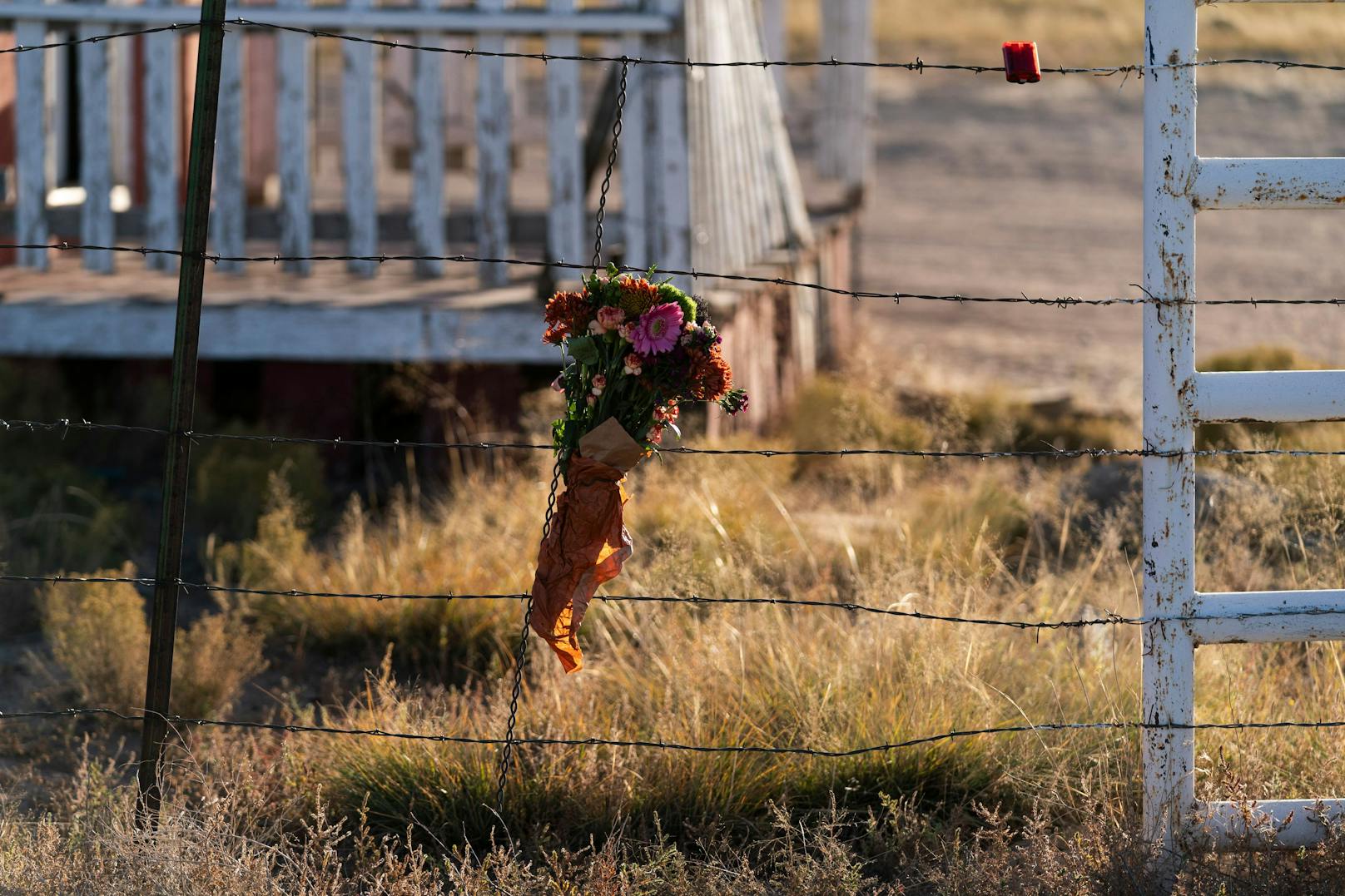 Am Filmset erinnern nun Blumen und Kerzen an die getötete Kamerafrau.&nbsp;