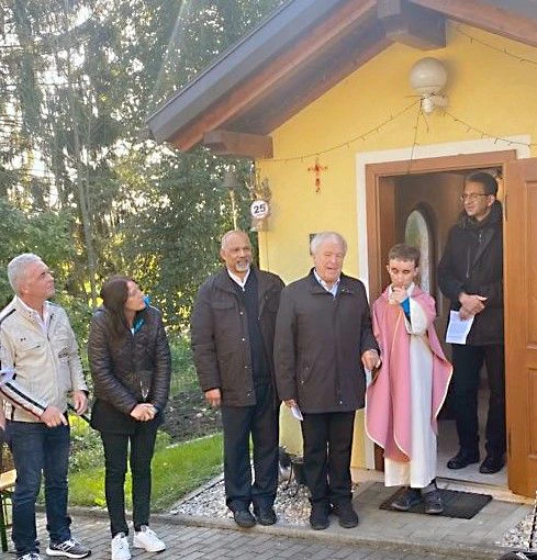 ): Andreas in liturgischem Gewand mit Pfarrer i.R. und weiteren Priestern: Pfarrer Herbert Reisinger und Isaac Padinjarekuttu - vor der Kapelle in St. Pantaleon.  