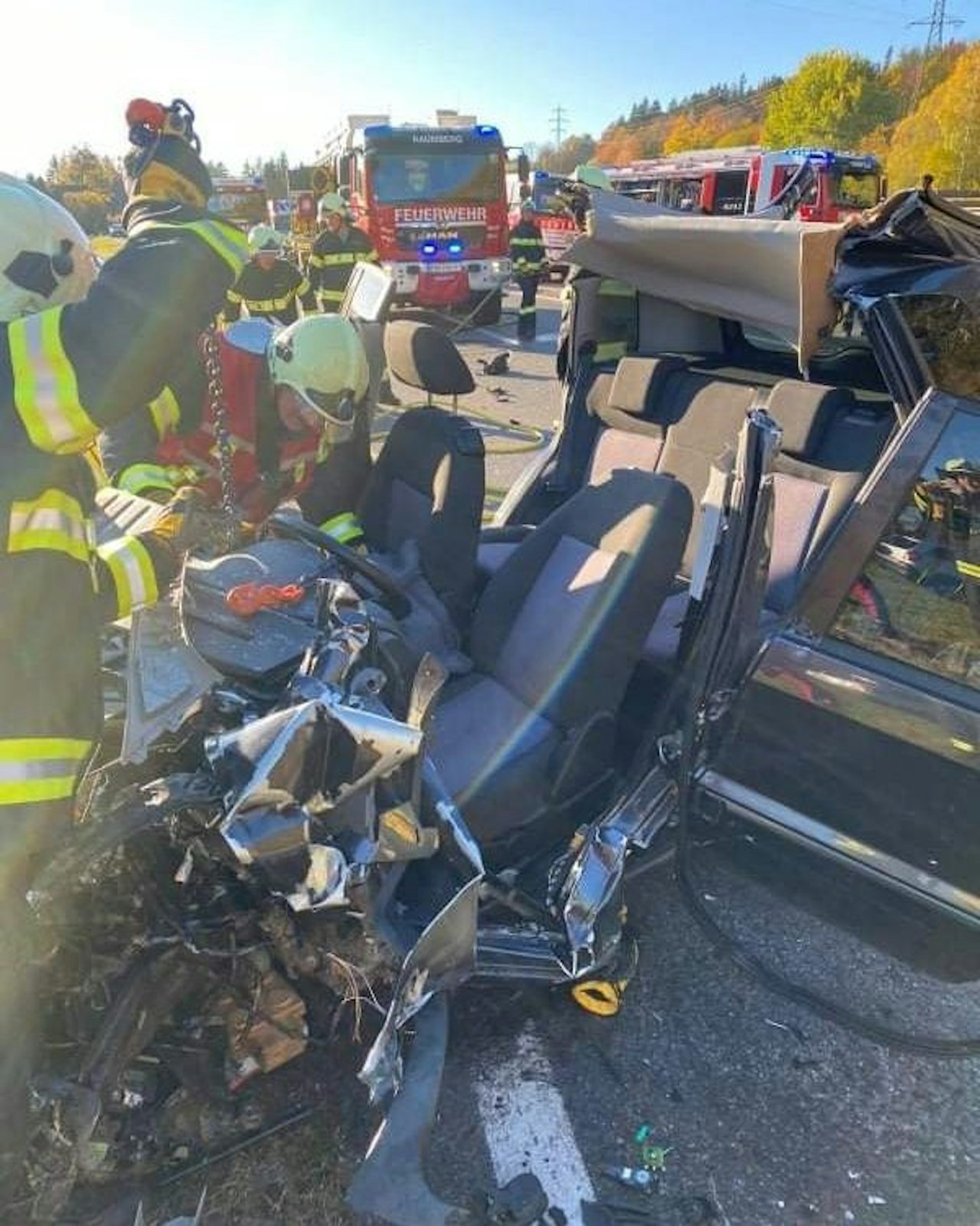Heute.at - Trümmerfeld nach Unfall mit 4 Verletzten in Kaumberg,