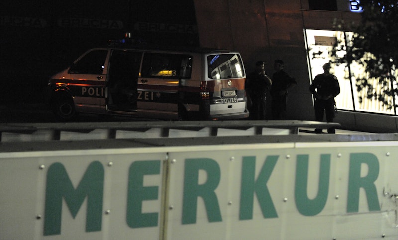 Die Polizisten waren in der Dunkelheit einem Einbruchsalarm nachgegangen und waren dabei auf den Jugendlichen und seinen Komplizen getroffen.
