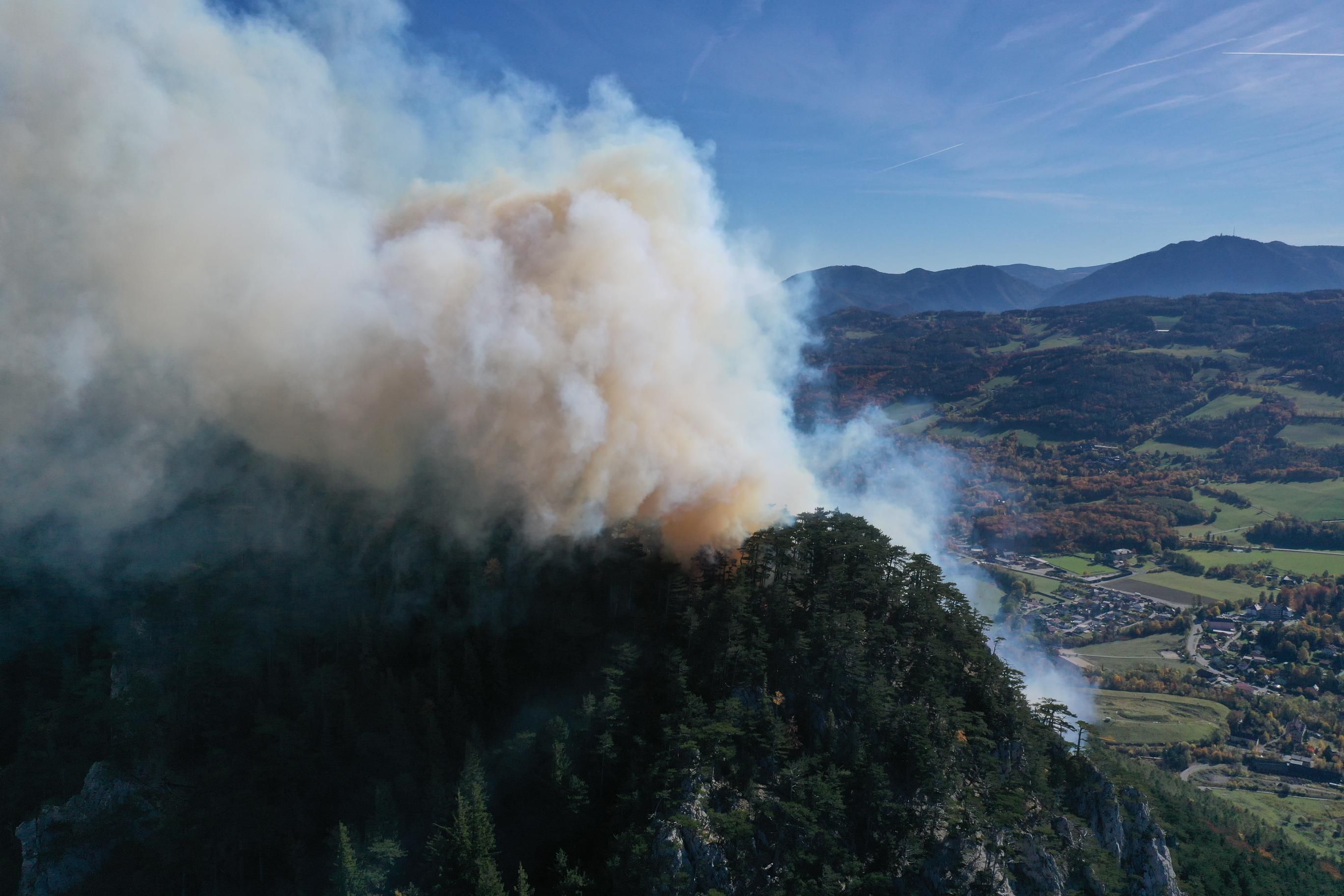 Ein Wald steht bei Hirschwang in Brand.