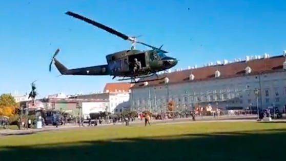 Die Agusta Bell im Landeanflug auf den Heldenplatz.