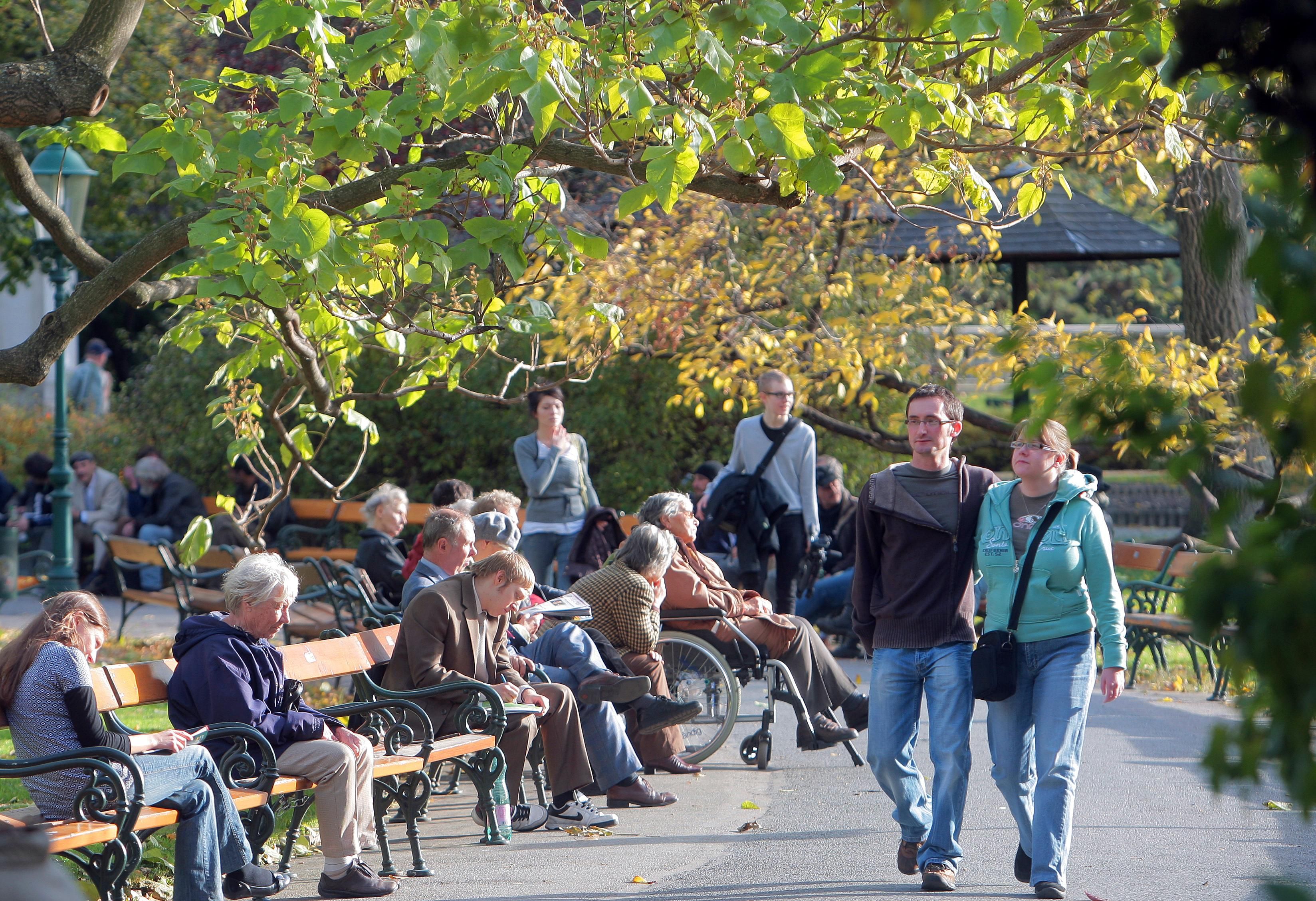Noch kann man im Wiener Stadtpark das sonnige Herbstwetter genießen, das schlägt aber bald um.