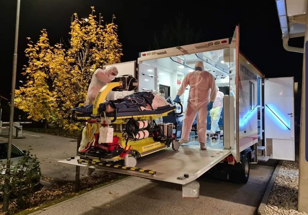 Zwei Covid-Patienten musste das niederösterreichische Sekundärnotarztwagen-Team überstellen.