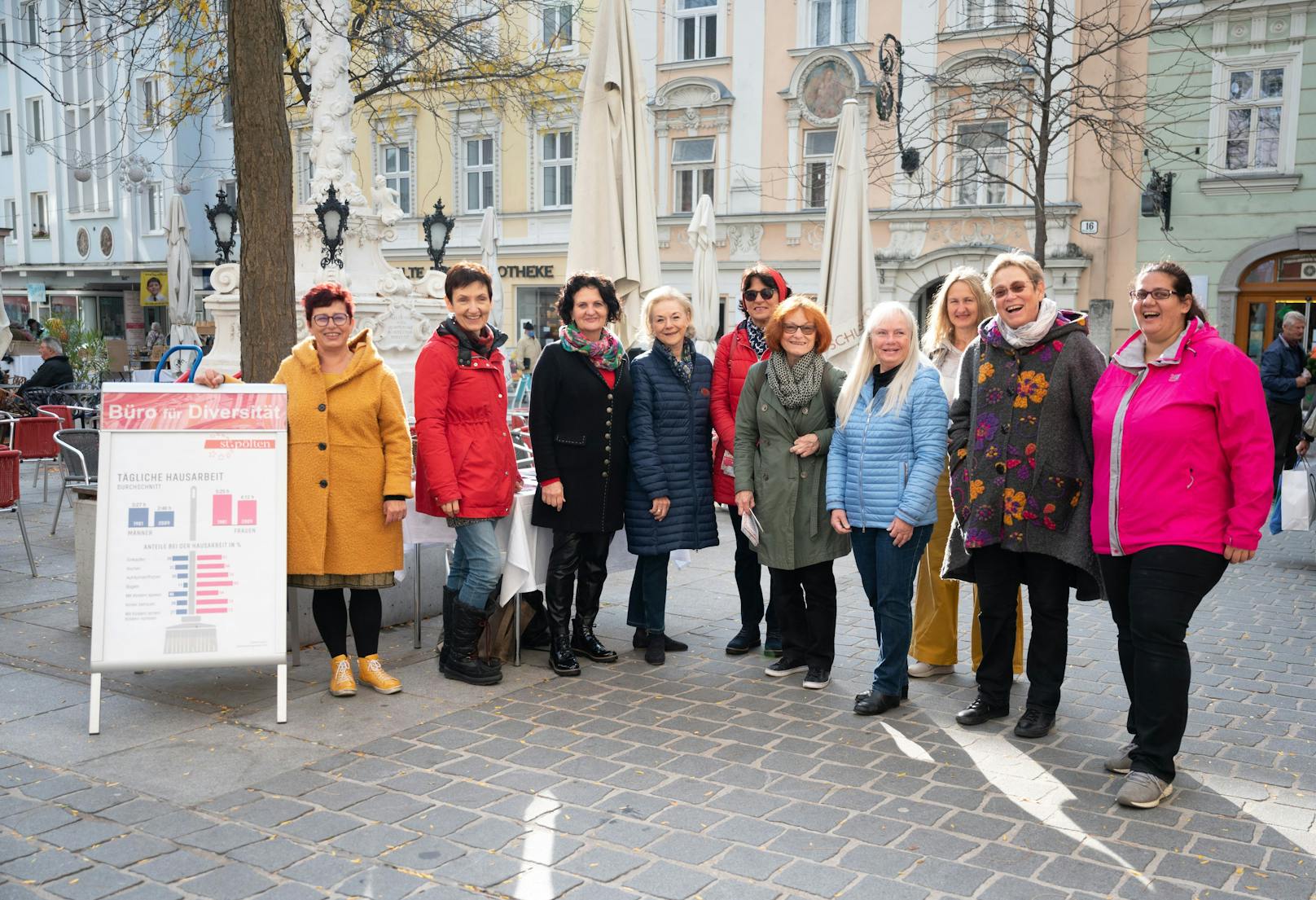 Die Mitglieder der Frauenplattform St. Pölten (eine Initiative des Büros für Diversität) machten mittels einer Verteilaktion in der Innenstadt darauf aufmerksam, dass das Erwerbseinkommen der Frauen deutlich unter dem ihrer männlichen Kollegen liegt.