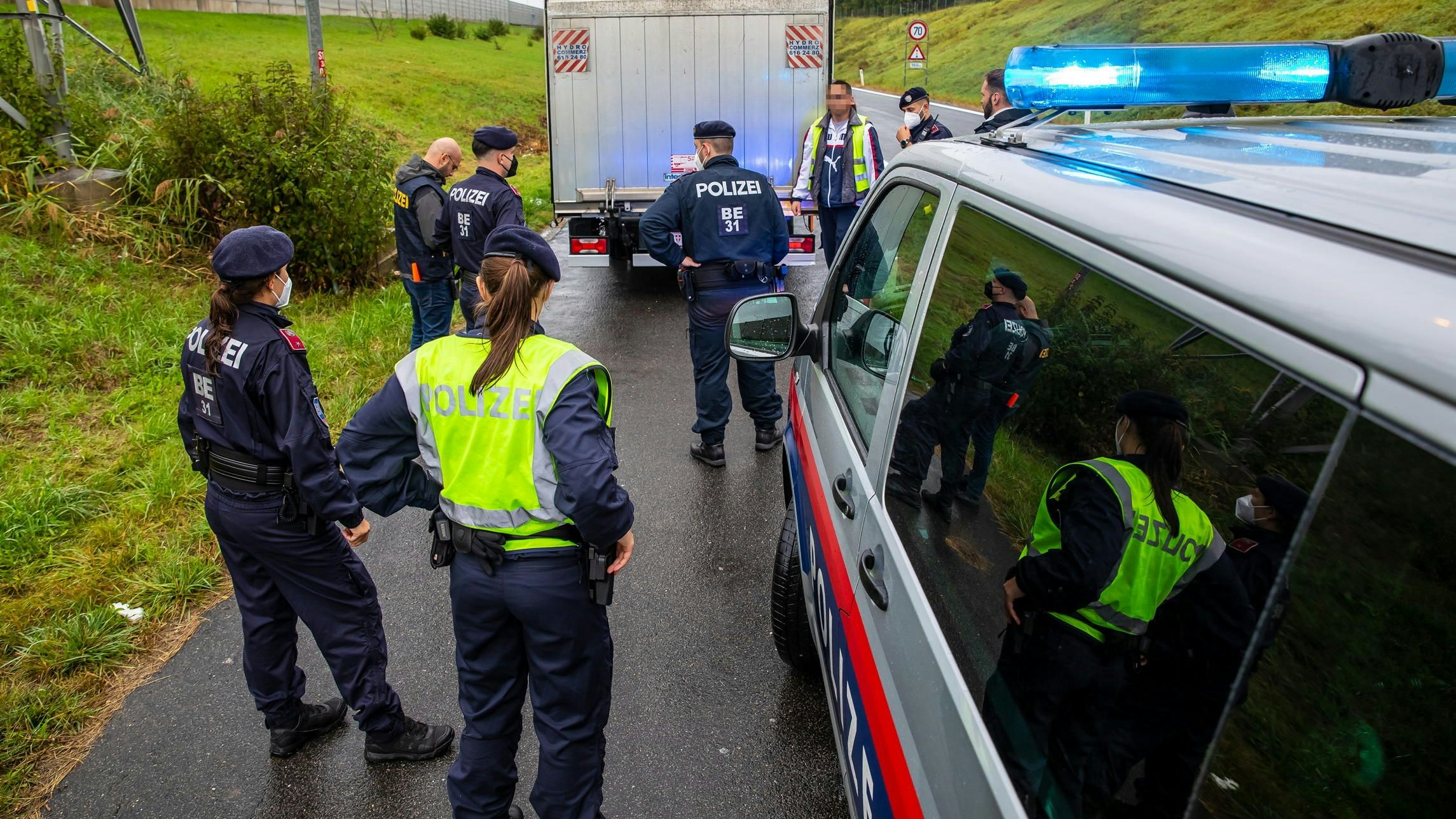 Download von www.picturedesk.com am 25.10.2021 (10:40).  *** SERVICEBILD *** ABD0120_20211007 - WIEN - ÖSTERREICH: ++ HANDOUT ++ ZU APA0395 VOM 7.10.2021 - Einsatzkräfte der Wiener Polizei kontrollieren einen Kleinlastwagen während einem koordinierten Schwerpunkt zur Bekämpfung der illegalen Migration am Donnerstag, 07. Oktober 2021, im Wiener Stadtgebiet in Wien. - FOTO: APA/BMI/GERD PACHAUER - ++ WIR WEISEN AUSDRÜCKLICH DARAUF HIN, DASS EINE VERWENDUNG DES BILDES AUS MEDIEN- UND/ODER URHEBERRECHTLICHEN GRÜNDEN AUSSCHLIESSLICH IM ZUSAMMENHANG MIT DEM ANGEFÜHRTEN ZWECK UND REDAKTIONELL ERFOLGEN DARF - VOLLSTÄNDIGE COPYRIGHTNENNUNG VERPFLICHTEND ++ - 20211007_PD5269 - Rechteinfo: Servicebild (SB) Bei diesem Bild ist PictureDesk ausschlieÃlich technischer Dienstleister und stellt eine technische BearbeitungsgebÃ¼hr in Rechnung. PictureDesk ist weder Urheber noch Rechteinhaber. Die Nutzung liegt in alleiniger Verantwortung des Kunden. Nur fÃ¼r redaktionelle Nutzung!