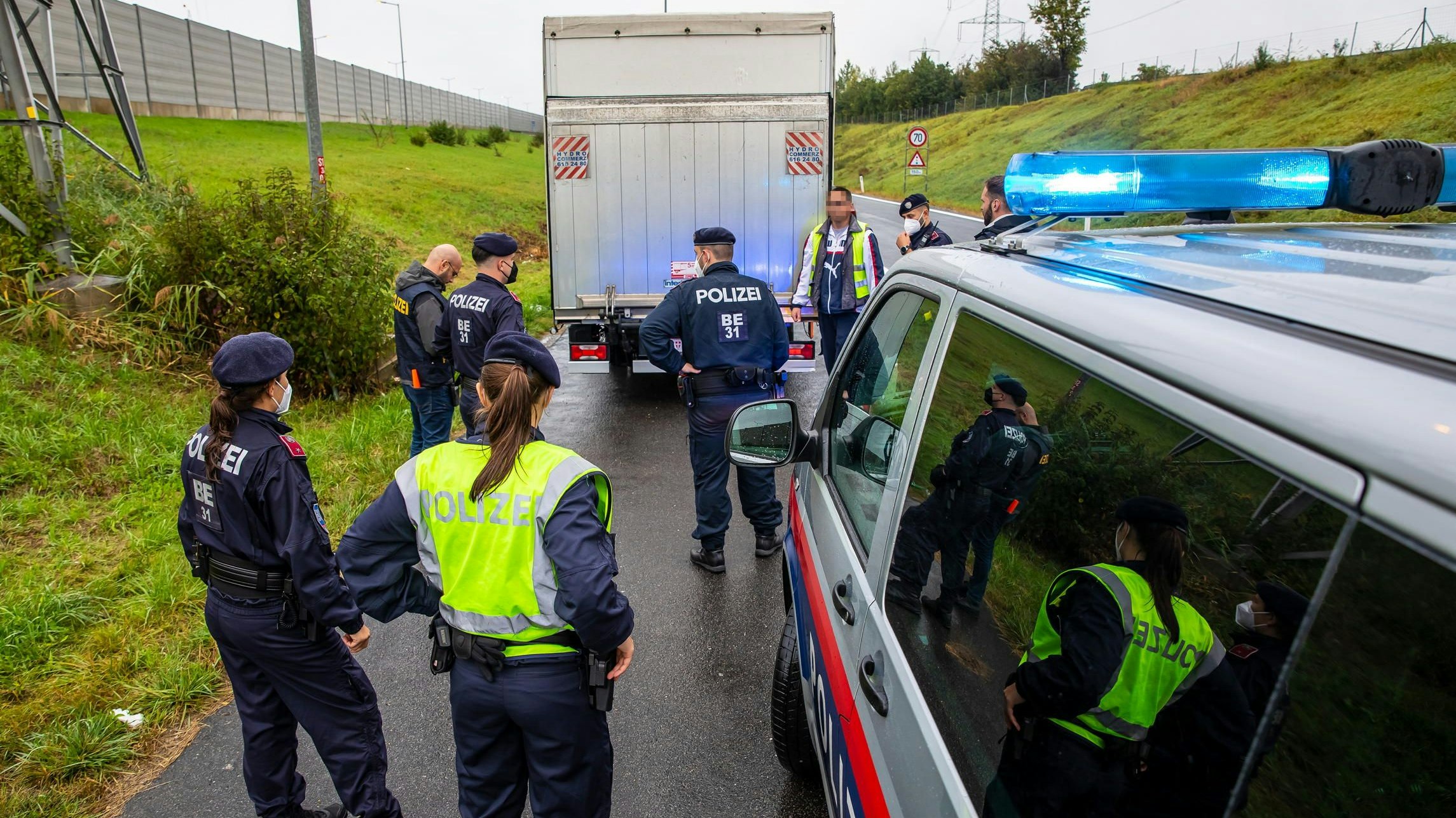 Download von www.picturedesk.com am 25.10.2021 (10:40).  *** SERVICEBILD *** ABD0120_20211007 - WIEN - ÖSTERREICH: ++ HANDOUT ++ ZU APA0395 VOM 7.10.2021 - Einsatzkräfte der Wiener Polizei kontrollieren einen Kleinlastwagen während einem koordinierten Schwerpunkt zur Bekämpfung der illegalen Migration am Donnerstag, 07. Oktober 2021, im Wiener Stadtgebiet in Wien. - FOTO: APA/BMI/GERD PACHAUER - ++ WIR WEISEN AUSDRÜCKLICH DARAUF HIN, DASS EINE VERWENDUNG DES BILDES AUS MEDIEN- UND/ODER URHEBERRECHTLICHEN GRÜNDEN AUSSCHLIESSLICH IM ZUSAMMENHANG MIT DEM ANGEFÜHRTEN ZWECK UND REDAKTIONELL ERFOLGEN DARF - VOLLSTÄNDIGE COPYRIGHTNENNUNG VERPFLICHTEND ++ - 20211007_PD5269 - Rechteinfo: Servicebild (SB) Bei diesem Bild ist PictureDesk ausschlieÃlich technischer Dienstleister und stellt eine technische BearbeitungsgebÃ¼hr in Rechnung. PictureDesk ist weder Urheber noch Rechteinhaber. Die Nutzung liegt in alleiniger Verantwortung des Kunden. Nur fÃ¼r redaktionelle Nutzung!