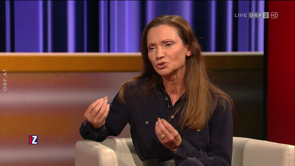 Die FPÖ-Abgeordnete versteht nicht, wieso geimpfte Mitarbeiter auf Intensivstationen Schutzkleidung tragen müssen.