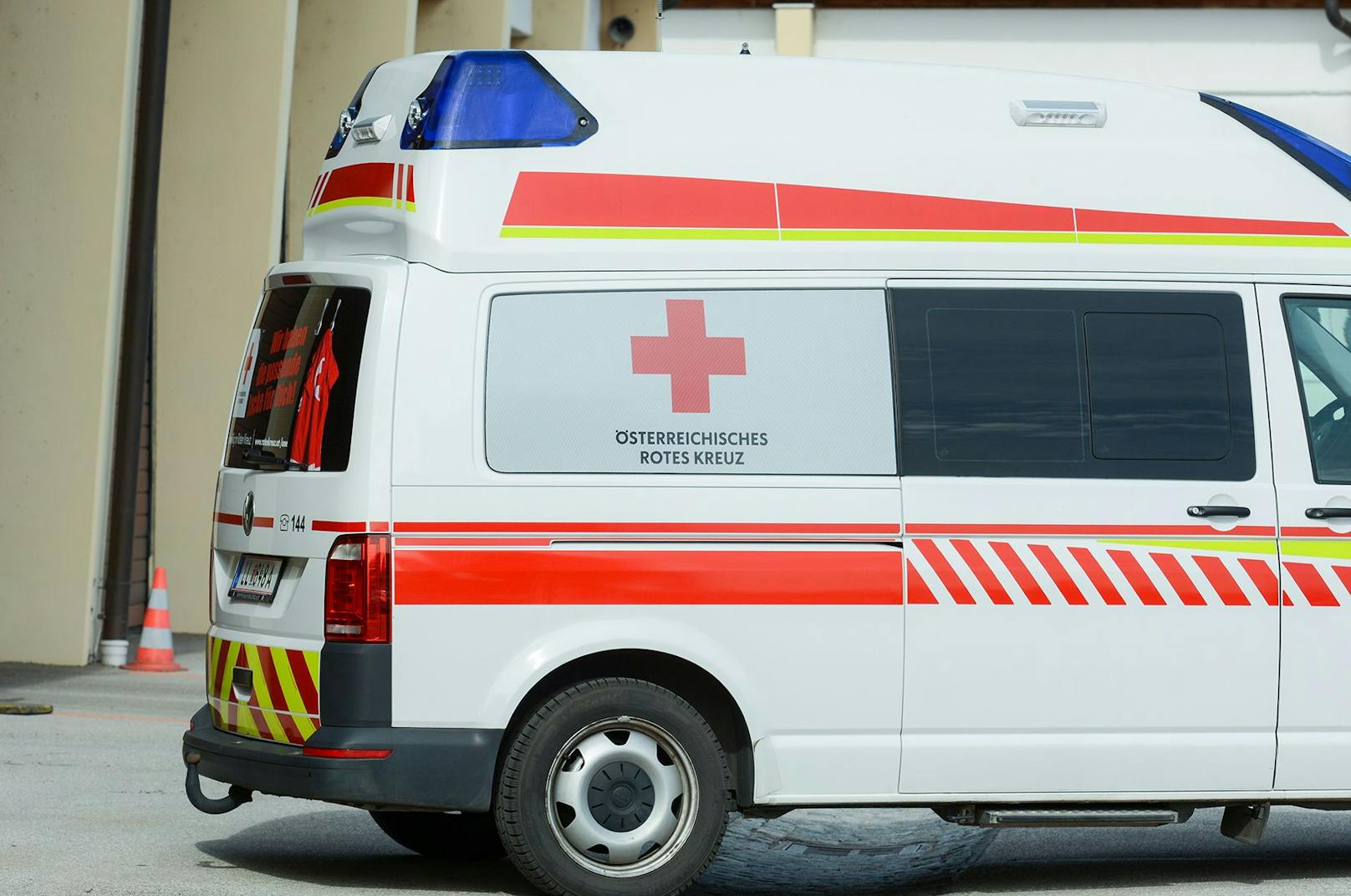 Rettungskräfte sowie ein Notarzt sorgten für die medizinische Erstversorgung des 24-Jährigen.