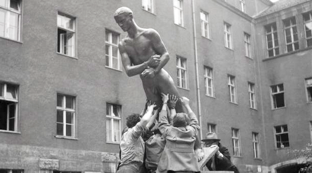 Richard Scheibes "Ehrenmal der Opfer des 20. Juli 1944"